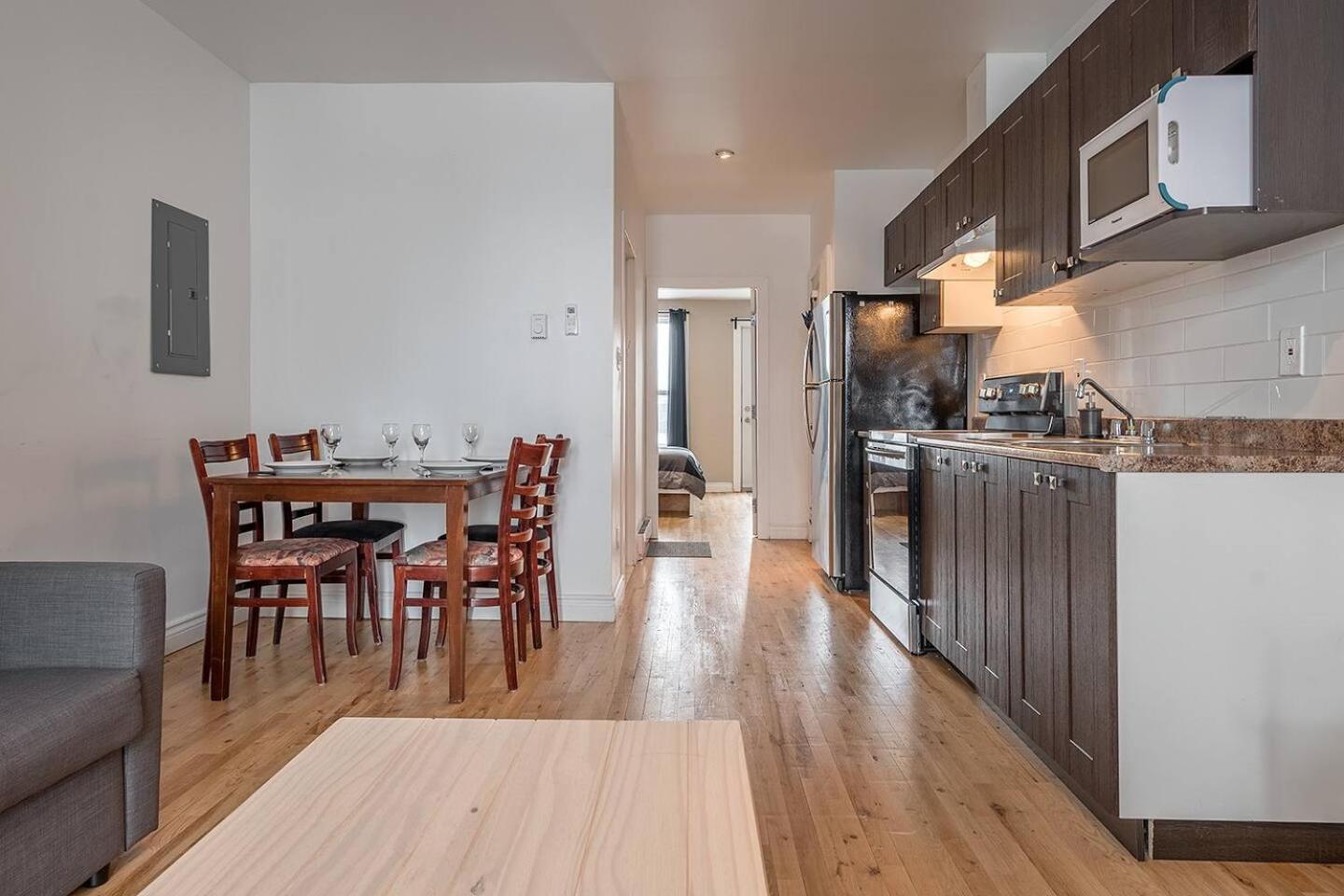 5-STAR Prime Location - Bright Condo
