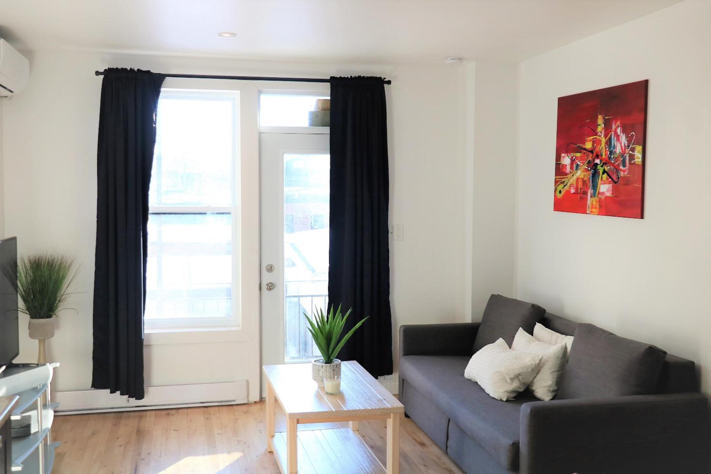 5-STAR Prime Location - Bright Condo