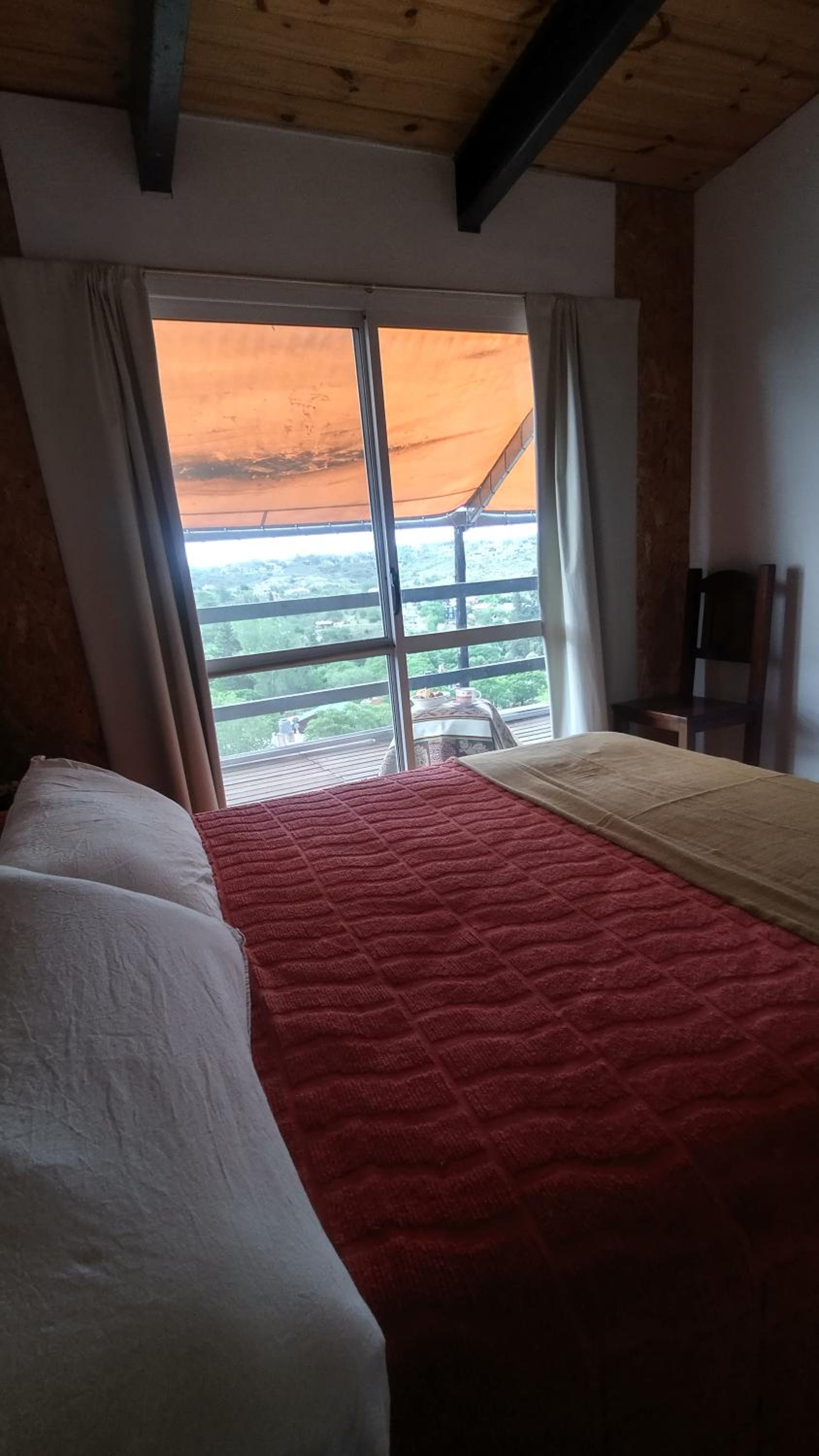 Casa Hebe - En las sierras de Córdoba - cuenta con tres habitaciones y capacidad para 8 personas, tranquila con increibles vistas