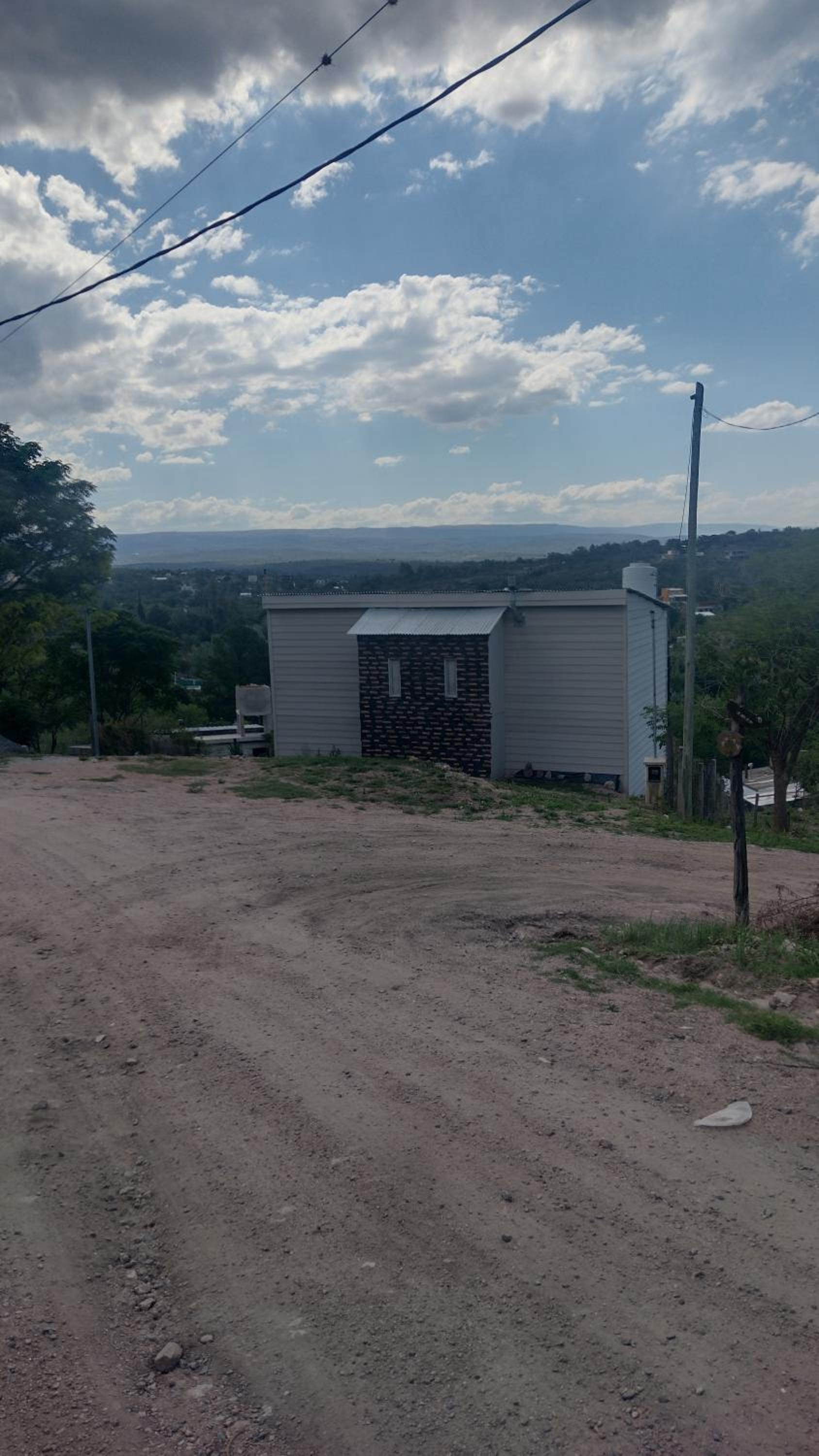 Casa Hebe - En las sierras de Córdoba - cuenta con tres habitaciones y capacidad para 8 personas, tranquila con increibles vistas