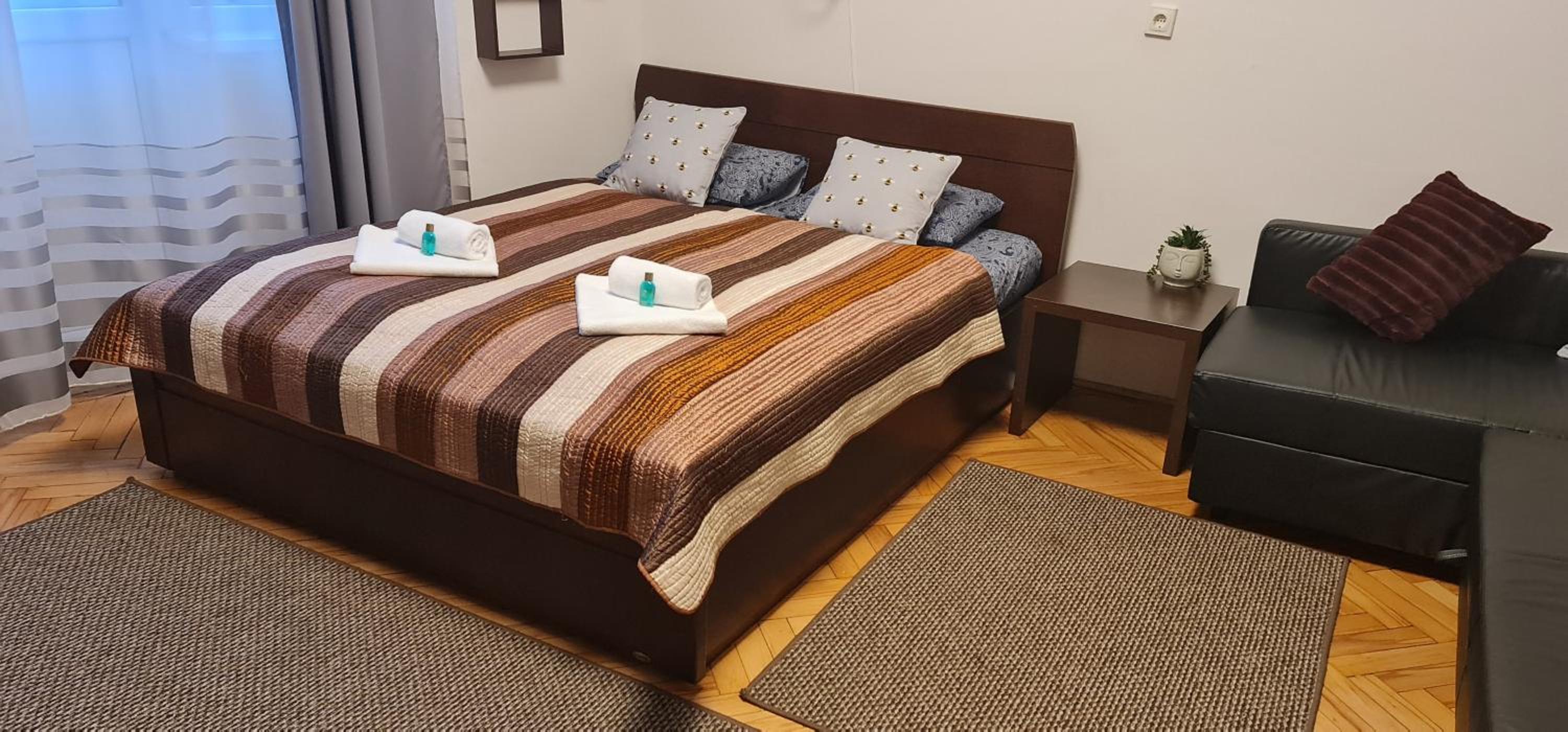 BumbleBee Apartment with AC