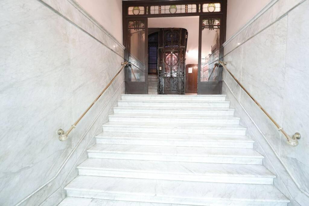 Prime Location Modern Stay