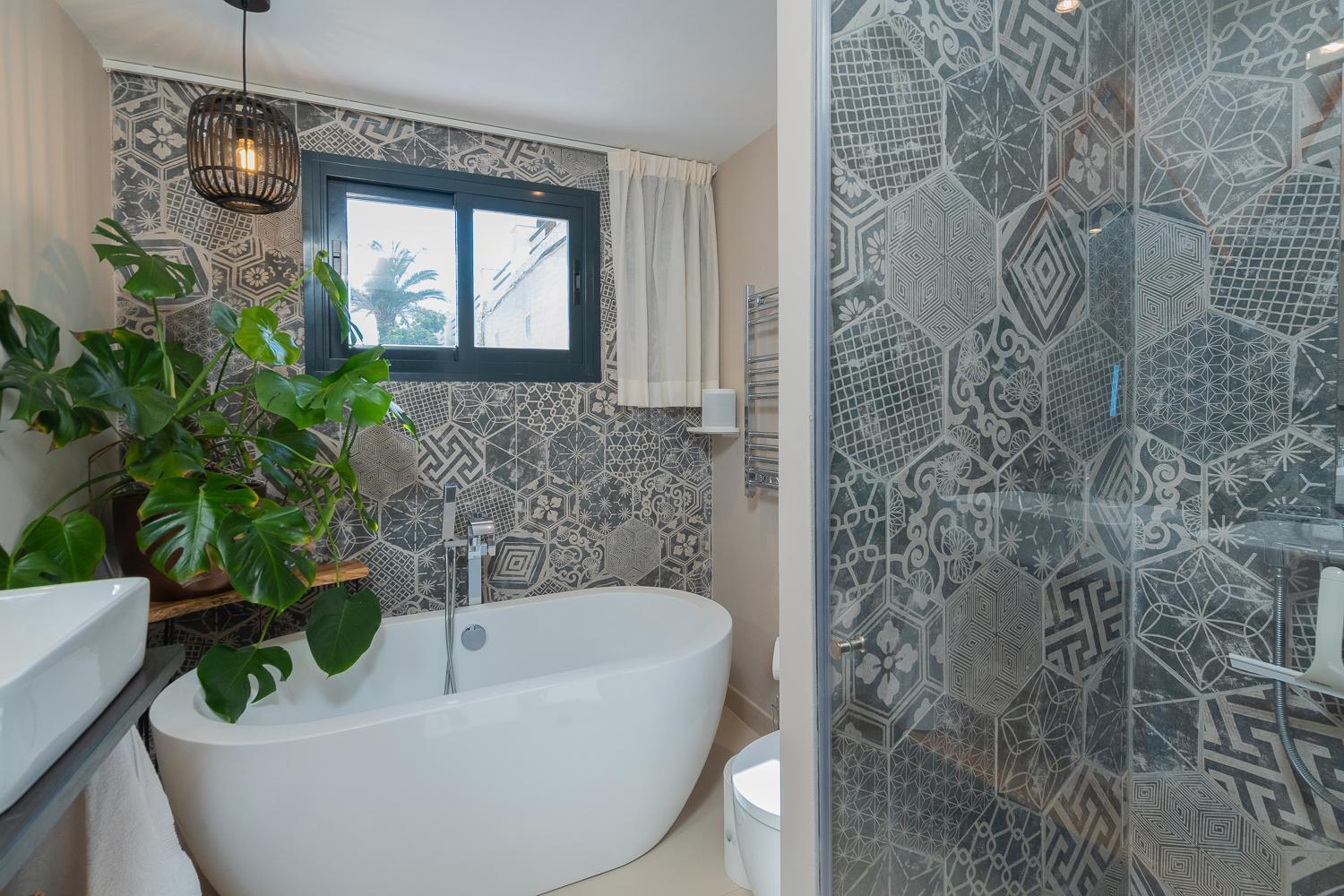 250sqm Garden Duplex with Jacuzzi, Sea View Cinema
