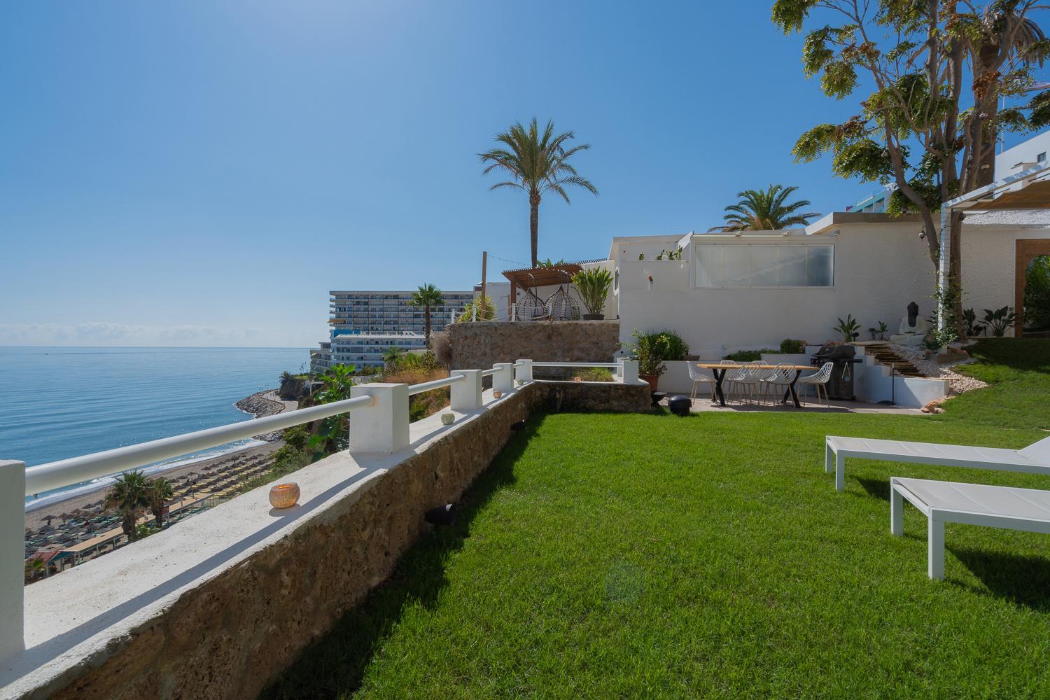 250sqm Garden Duplex with Jacuzzi, Sea View Cinema