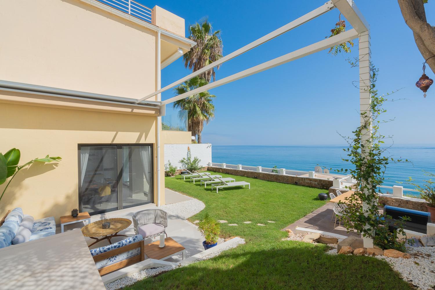 250sqm Garden Duplex with Jacuzzi, Sea View Cinema