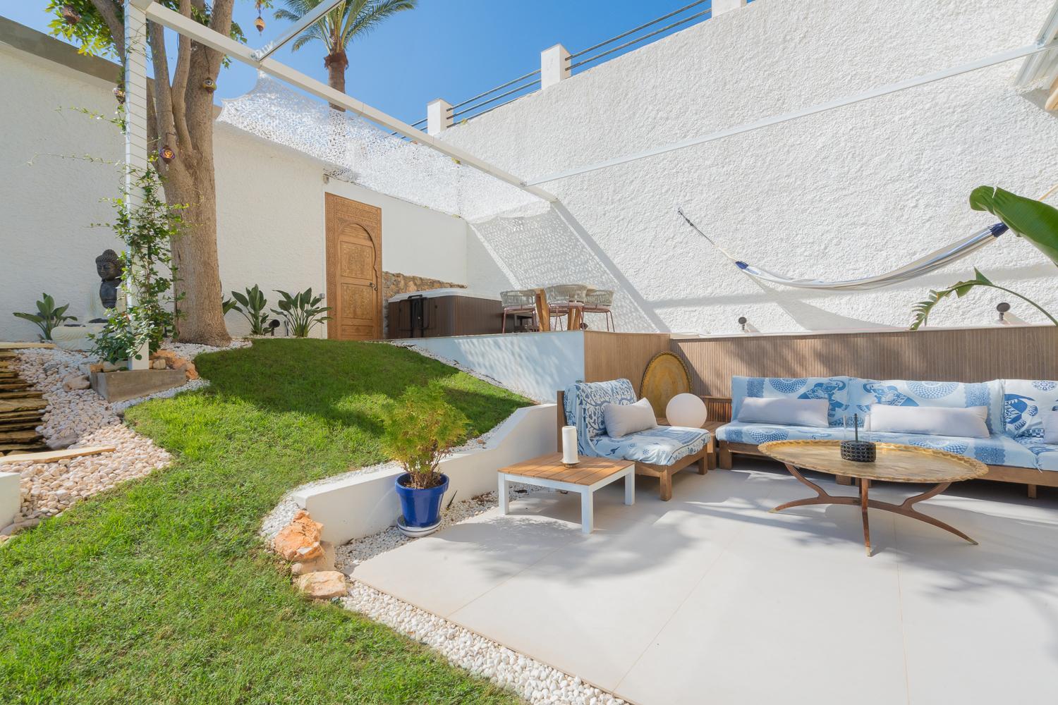 250sqm Garden Duplex with Jacuzzi, Sea View Cinema