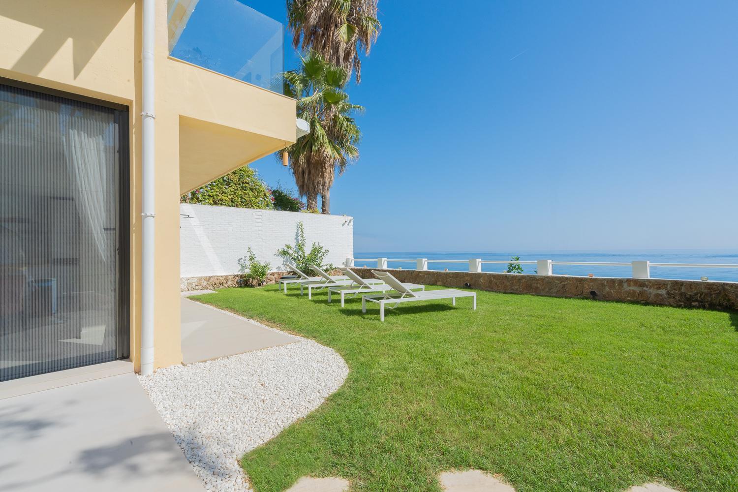 250sqm Garden Duplex with Jacuzzi, Sea View Cinema