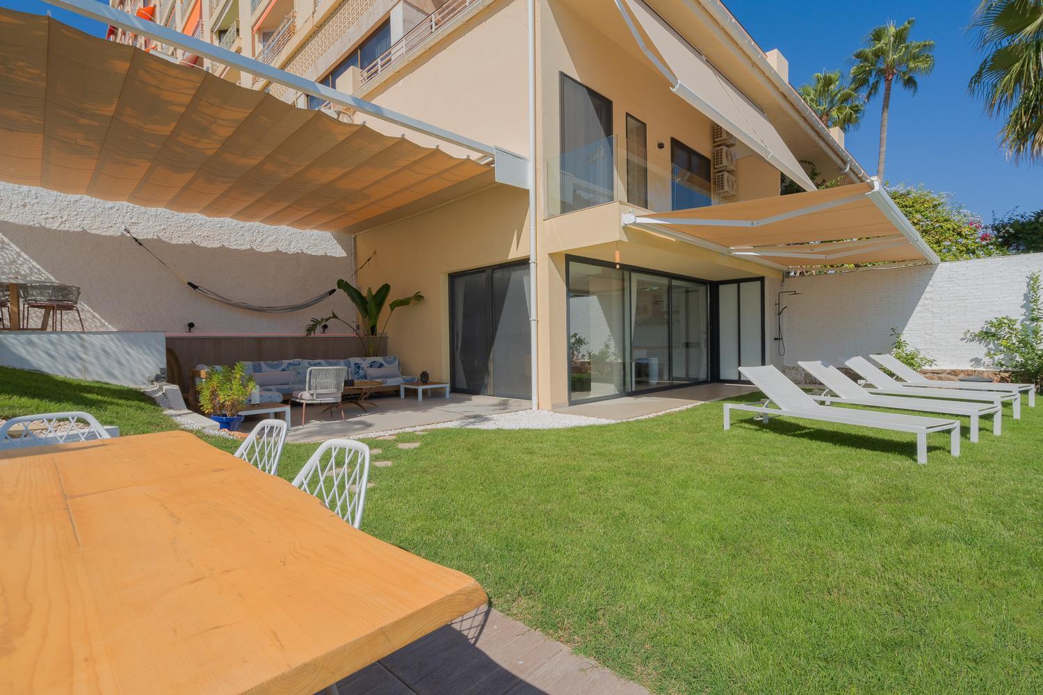 250sqm Garden Duplex with Jacuzzi, Sea View Cinema