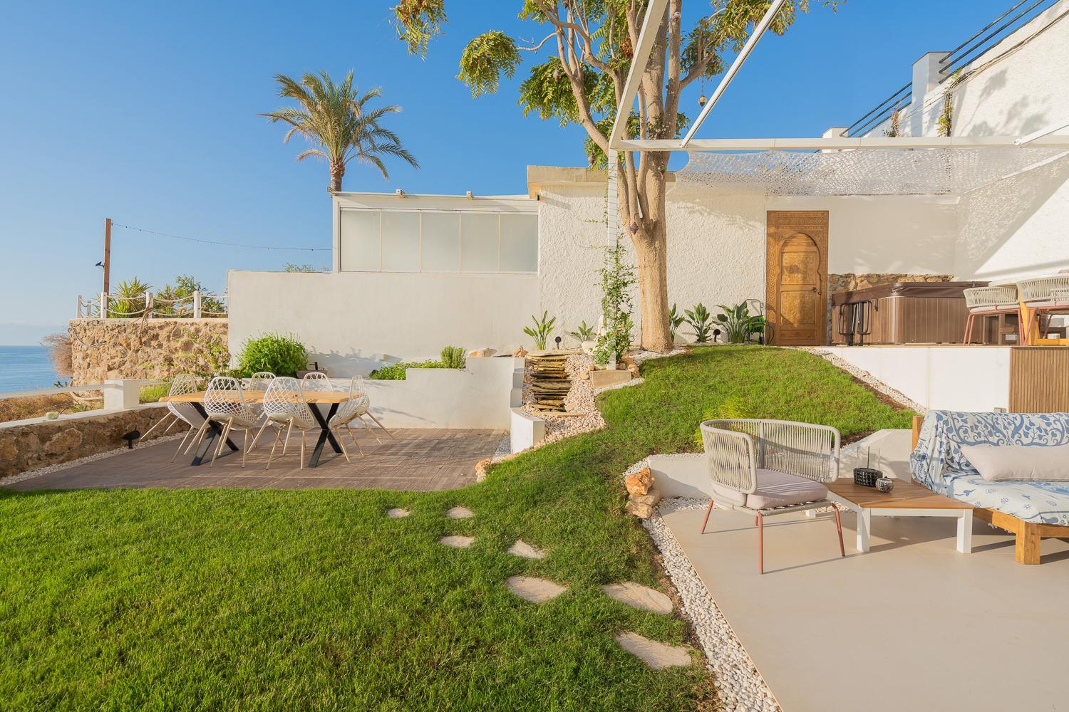 250sqm Garden Duplex with Jacuzzi, Sea View Cinema