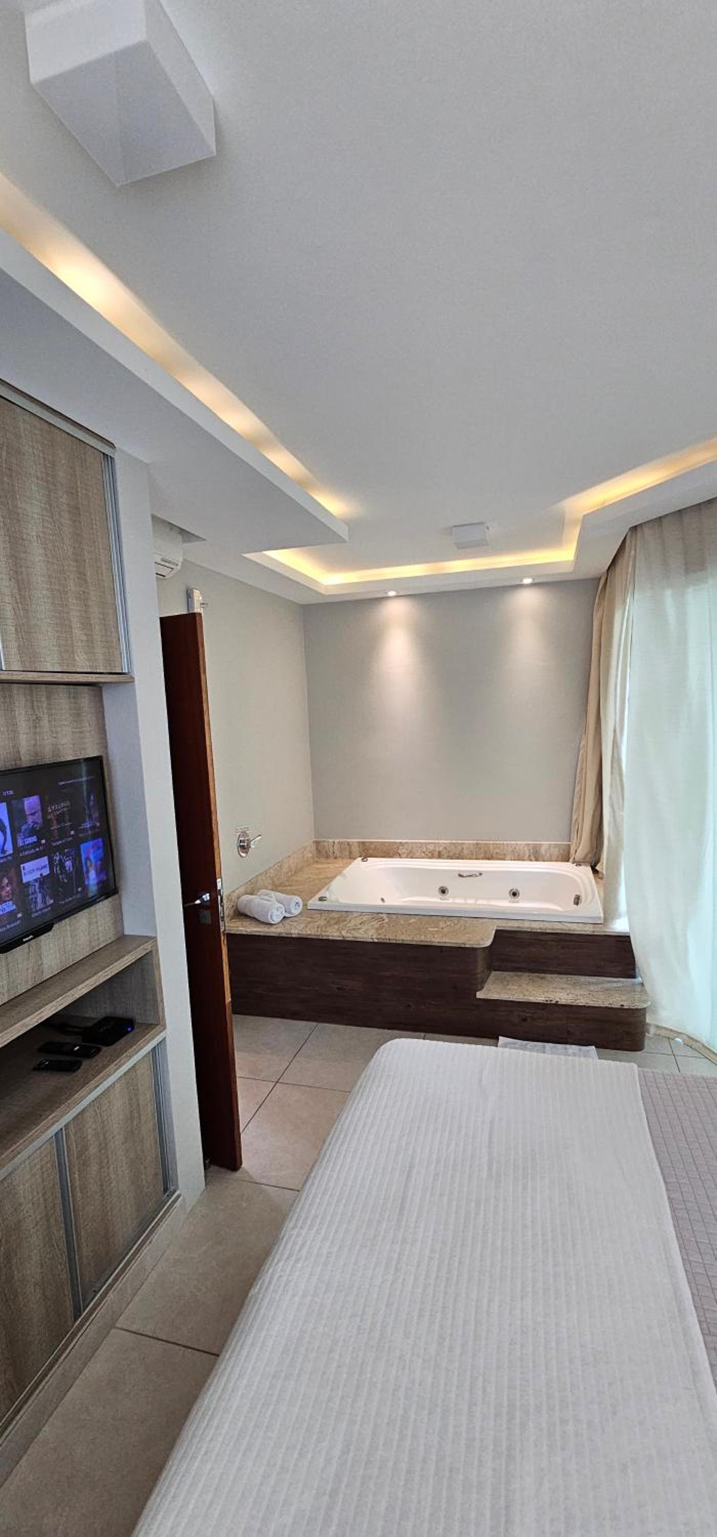 Apartamento c/ hidro e piscina em condomínio
