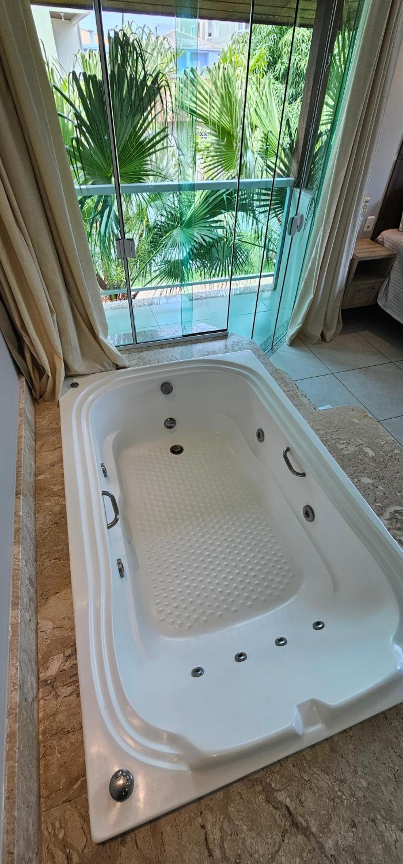 Apartamento c/ hidro e piscina em condomínio