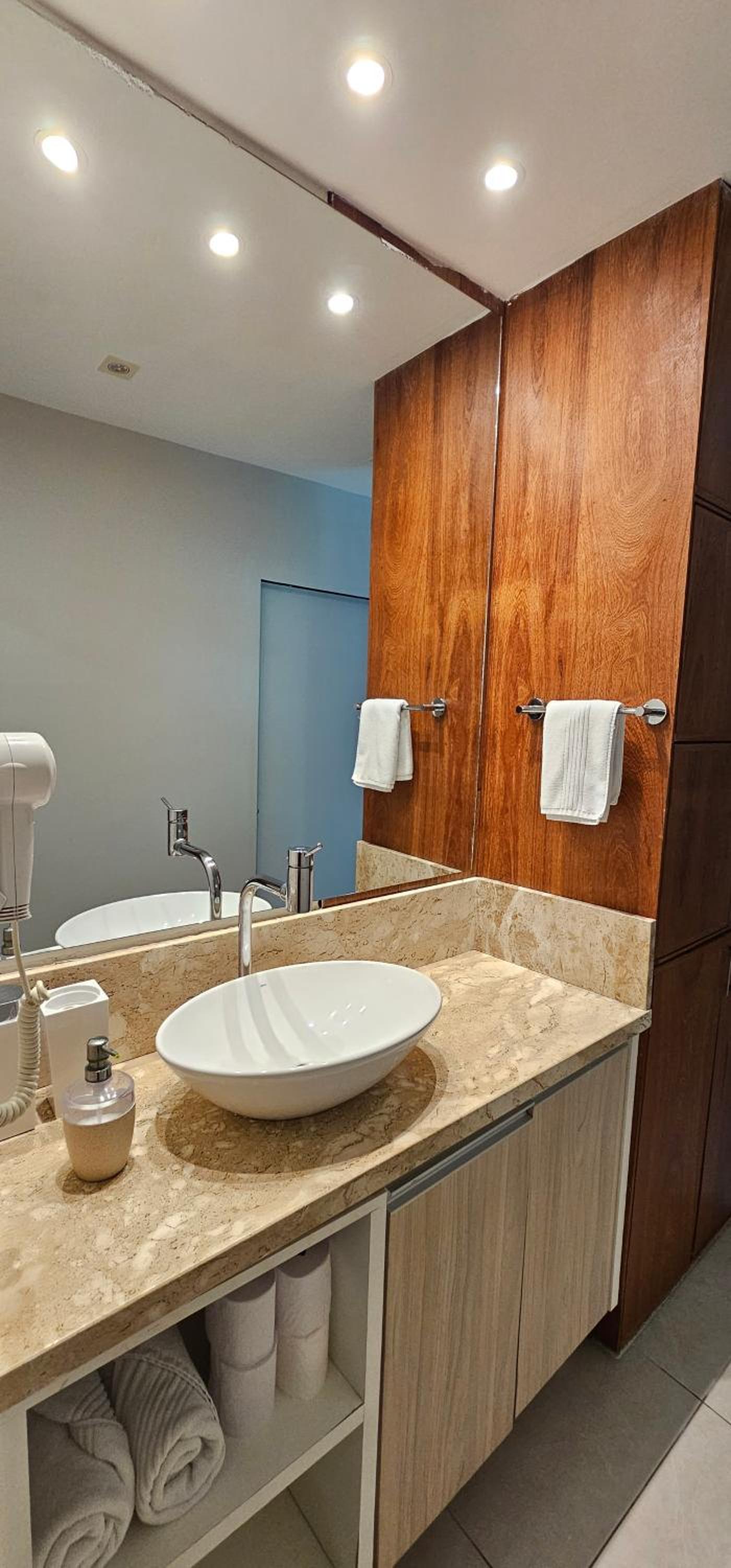 Apartamento c/ hidro e piscina em condomínio