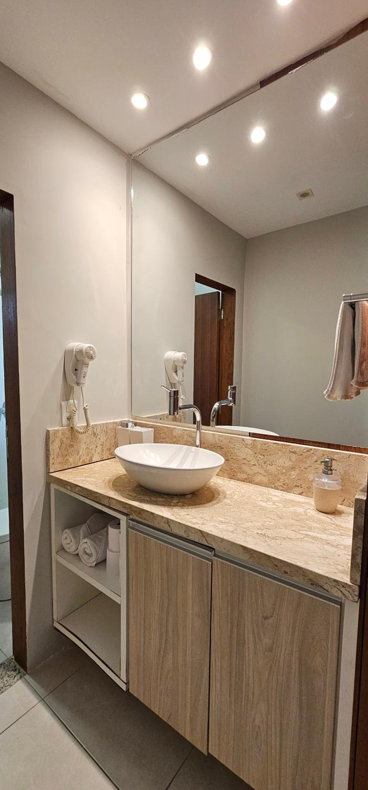 Apartamento c/ hidro e piscina em condomínio