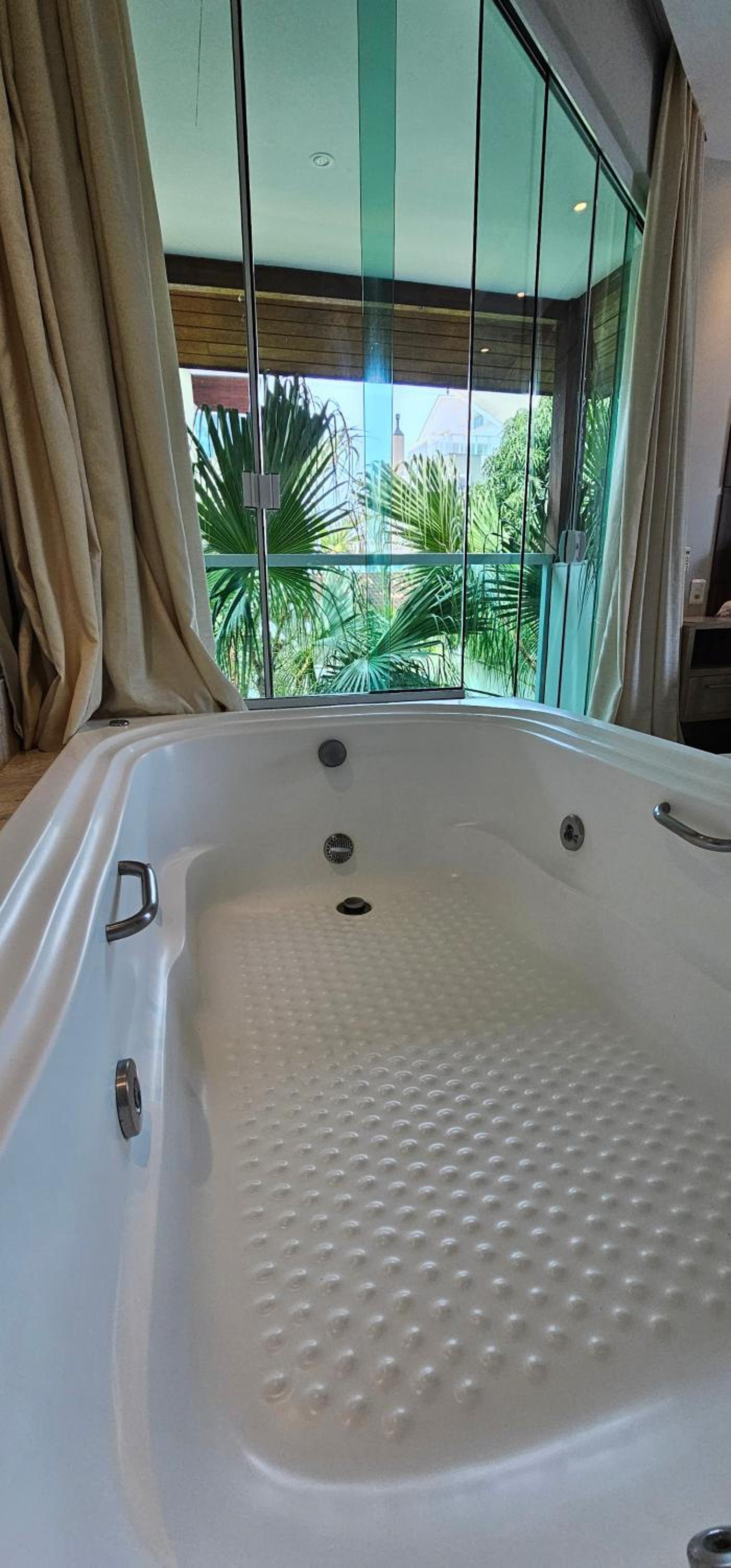 Apartamento c/ hidro e piscina em condomínio
