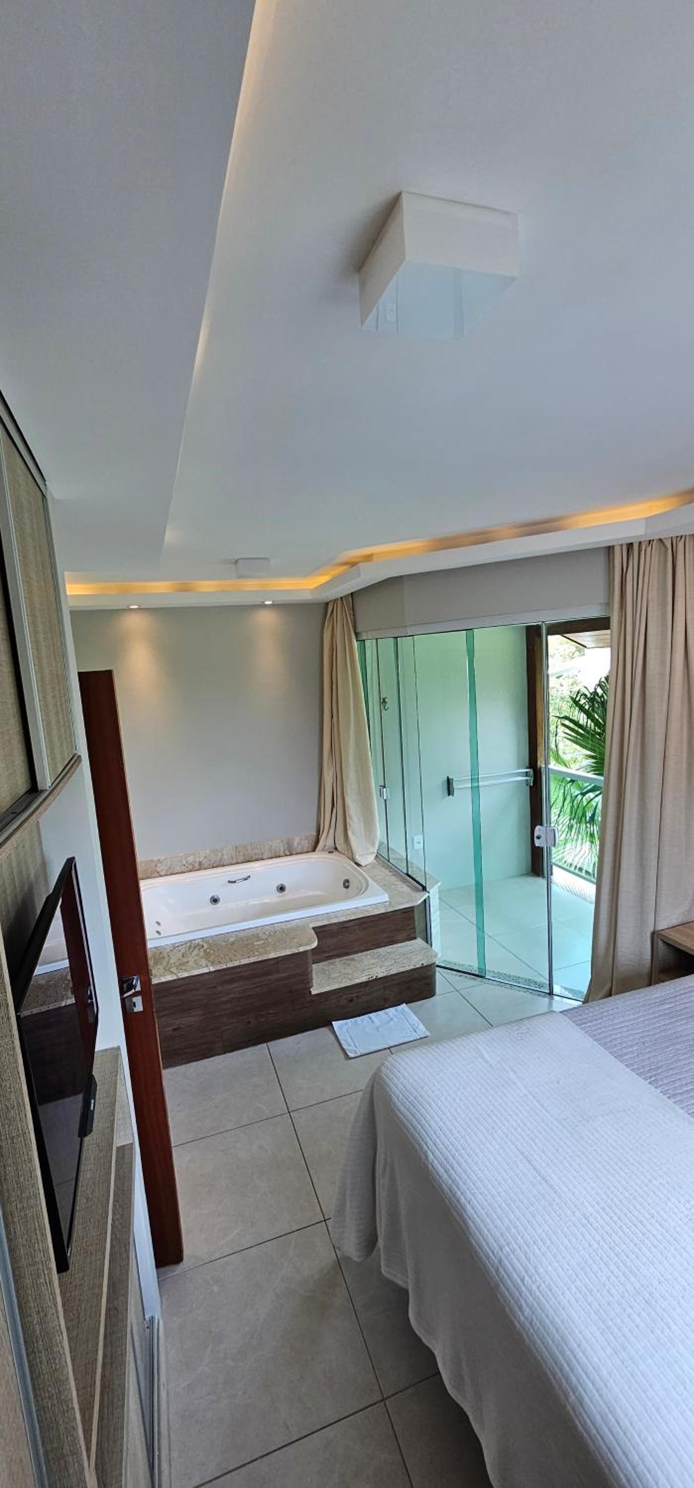 Apartamento c/ hidro e piscina em condomínio