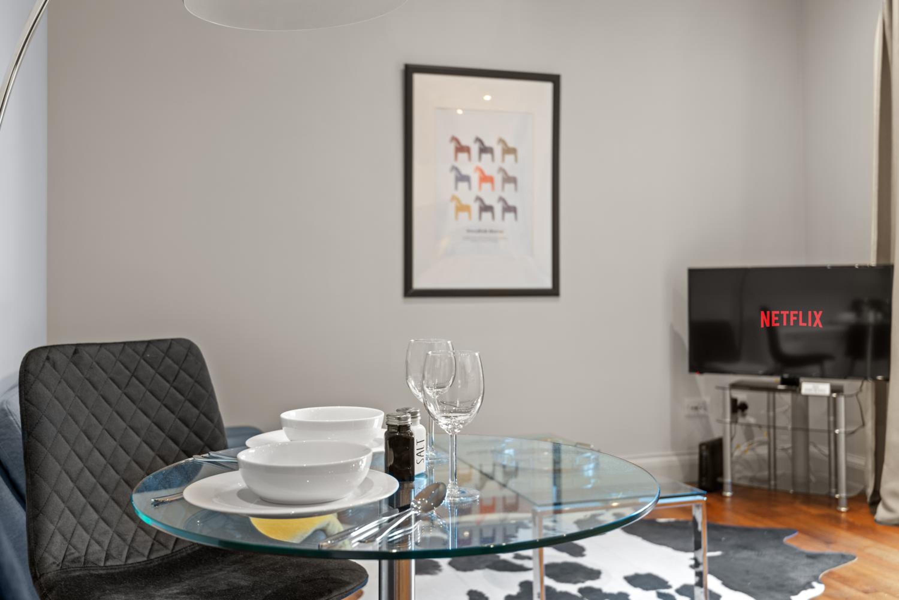 Notting Hill: Stylish 1BR with Terrace - Suite Inn