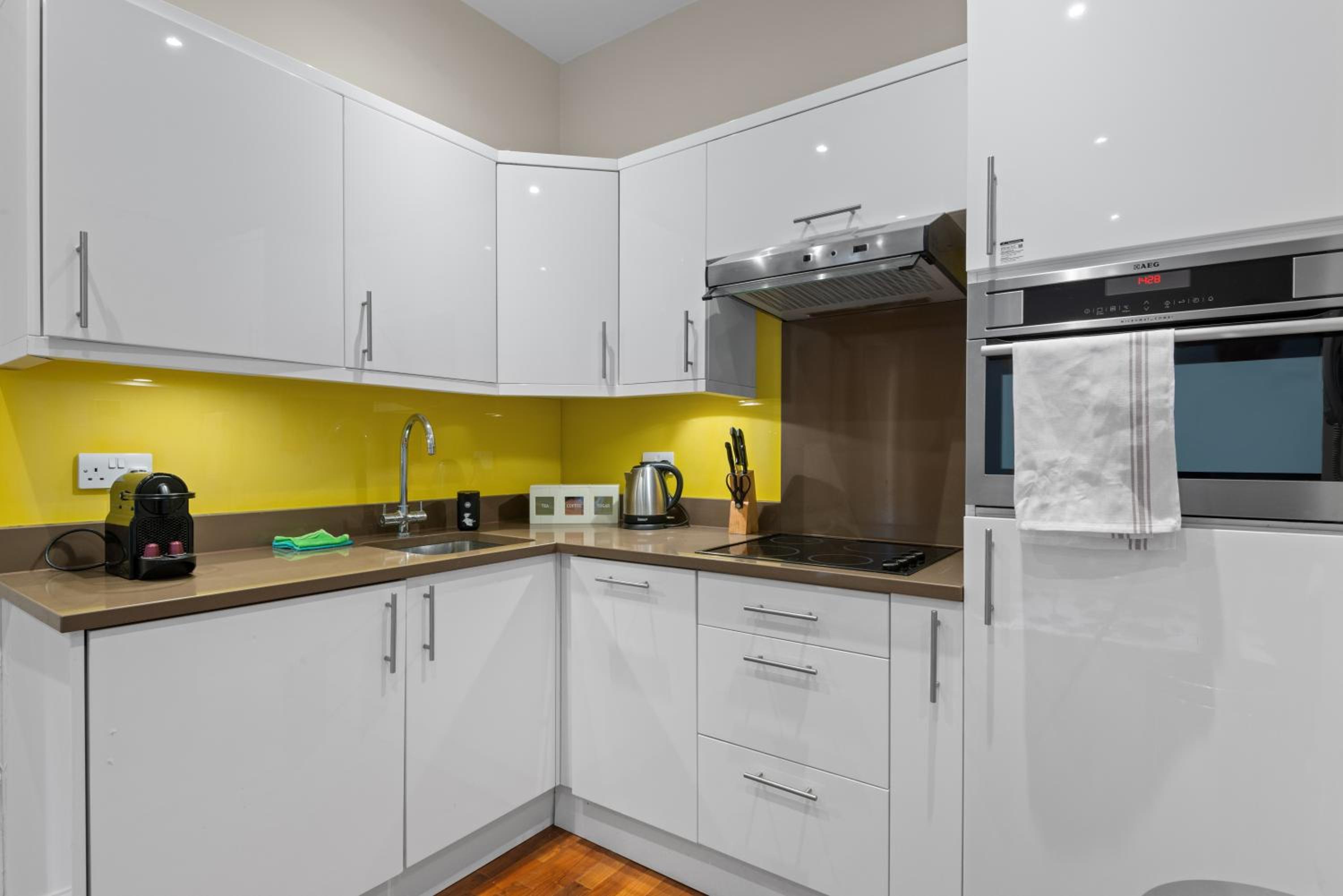 Notting Hill: Stylish 1BR with Terrace - Suite Inn