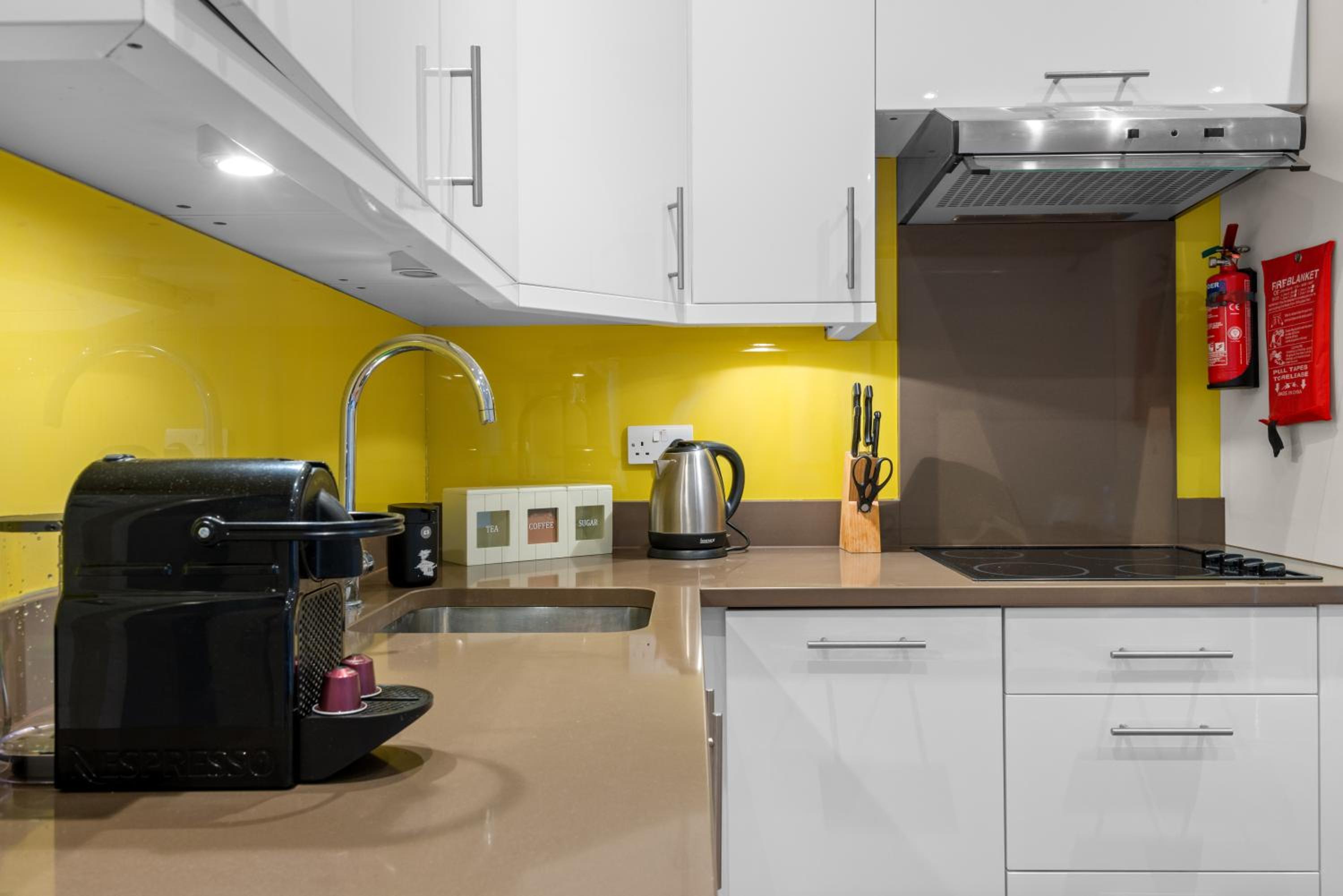 Notting Hill: Stylish 1BR with Terrace - Suite Inn