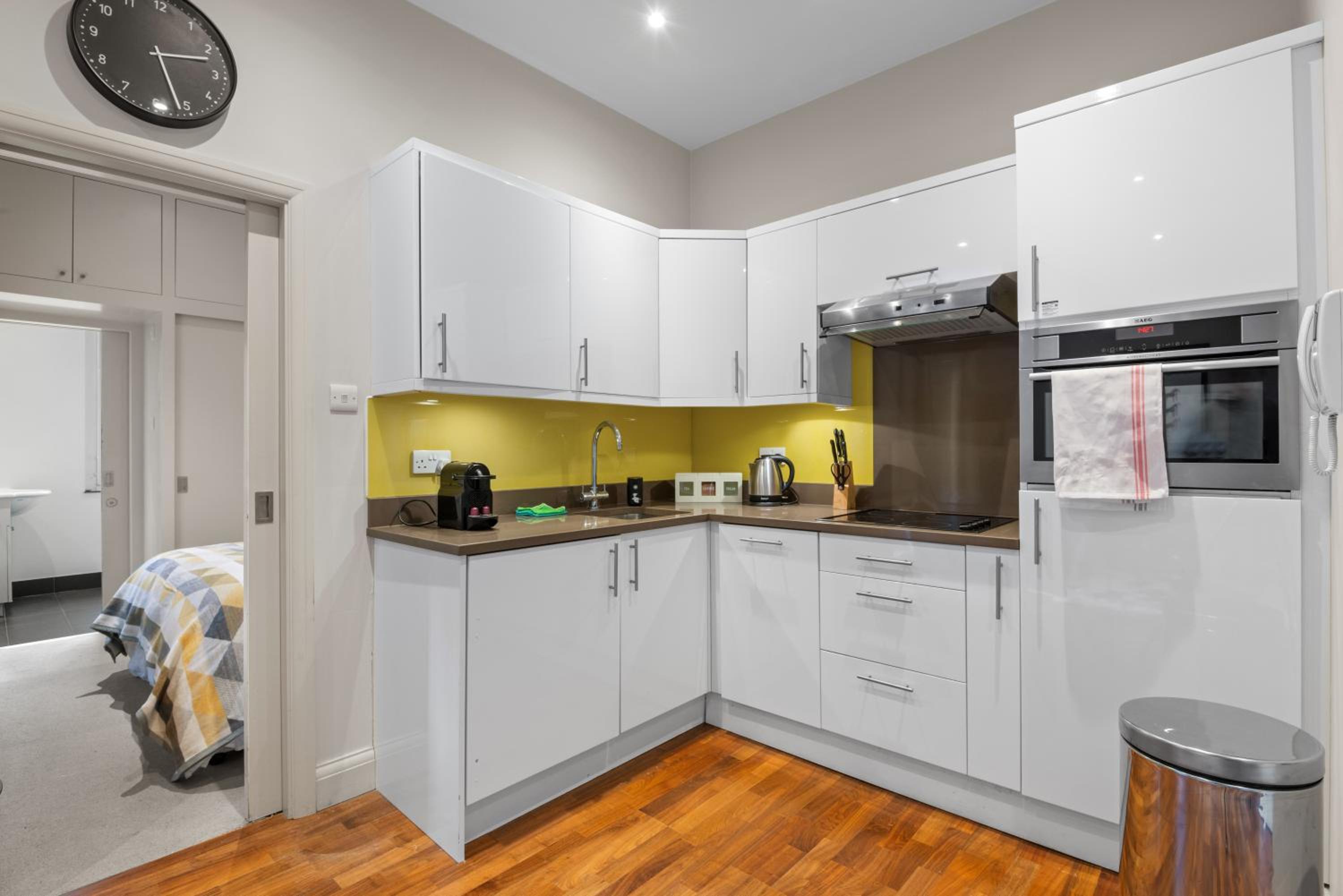 Notting Hill: Stylish 1BR with Terrace - Suite Inn
