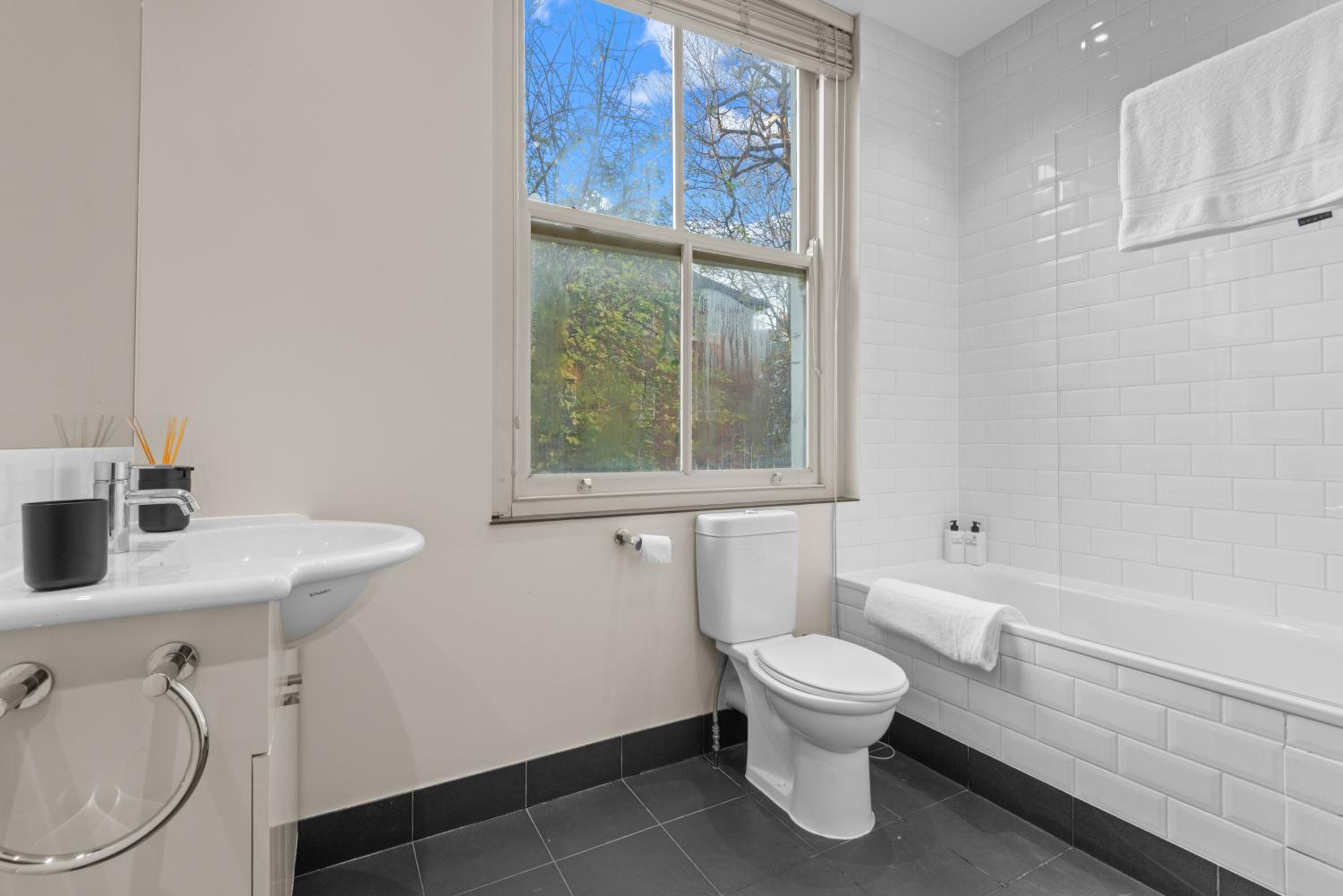 Notting Hill: Stylish 1BR with Terrace - Suite Inn