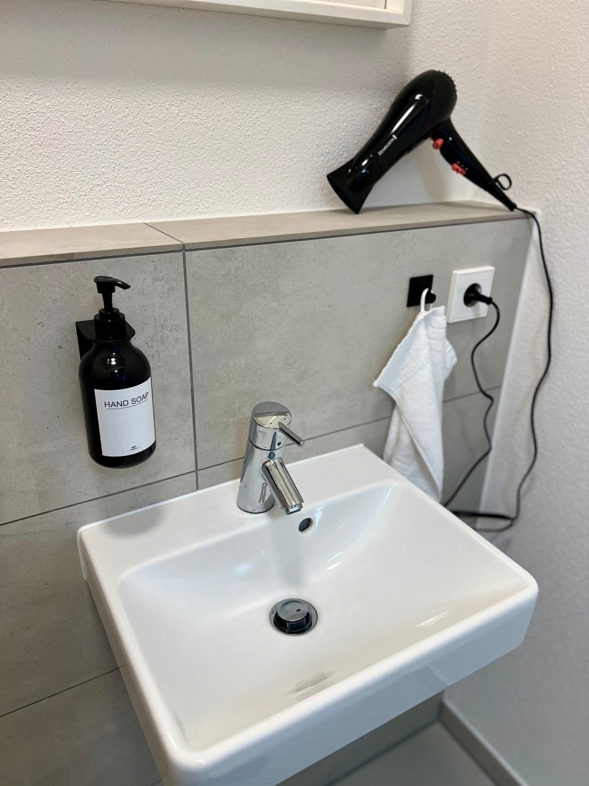 KEEP Hosting M11 Apartments am Kocher mit Balkon, Küche und Parkplatz