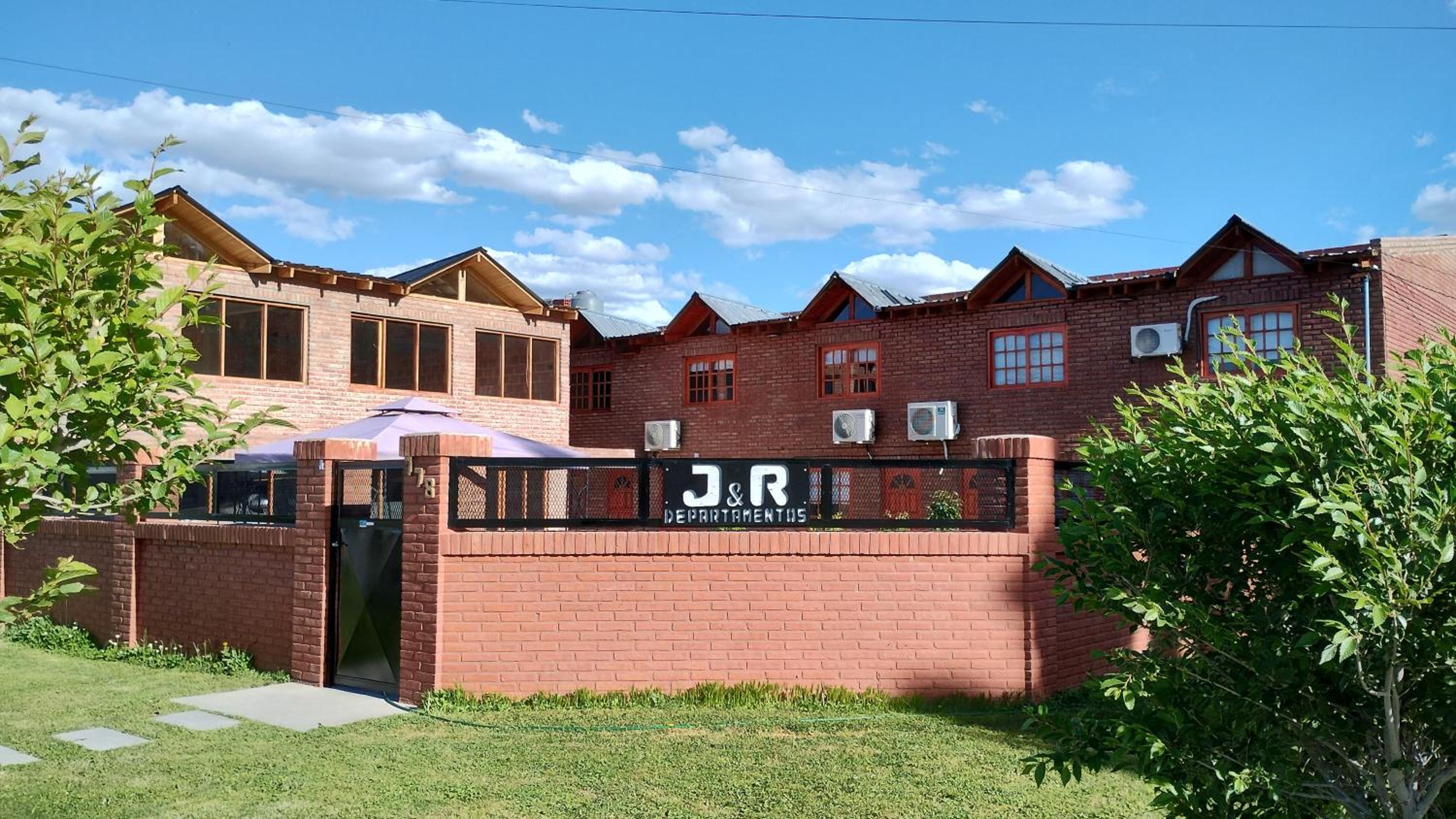 Hospedaje, Departamentos J&R