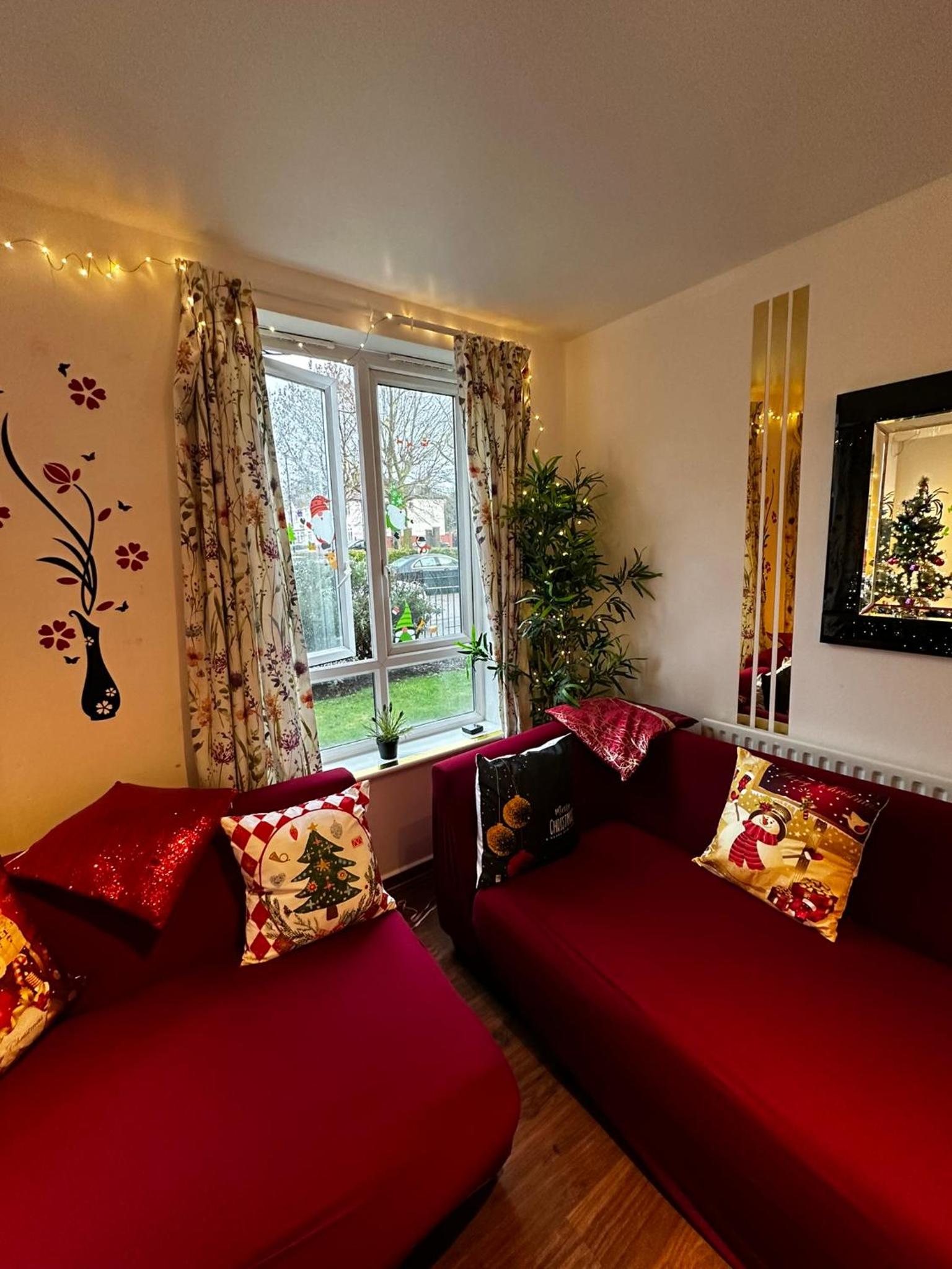 London 2 double bedrooms 2 Bathrooms Holiday Home - Parking SKYSPORTS, NETFLIX - 2 - 3 minutes walk to the Train station - 19min to London Liverpool Street