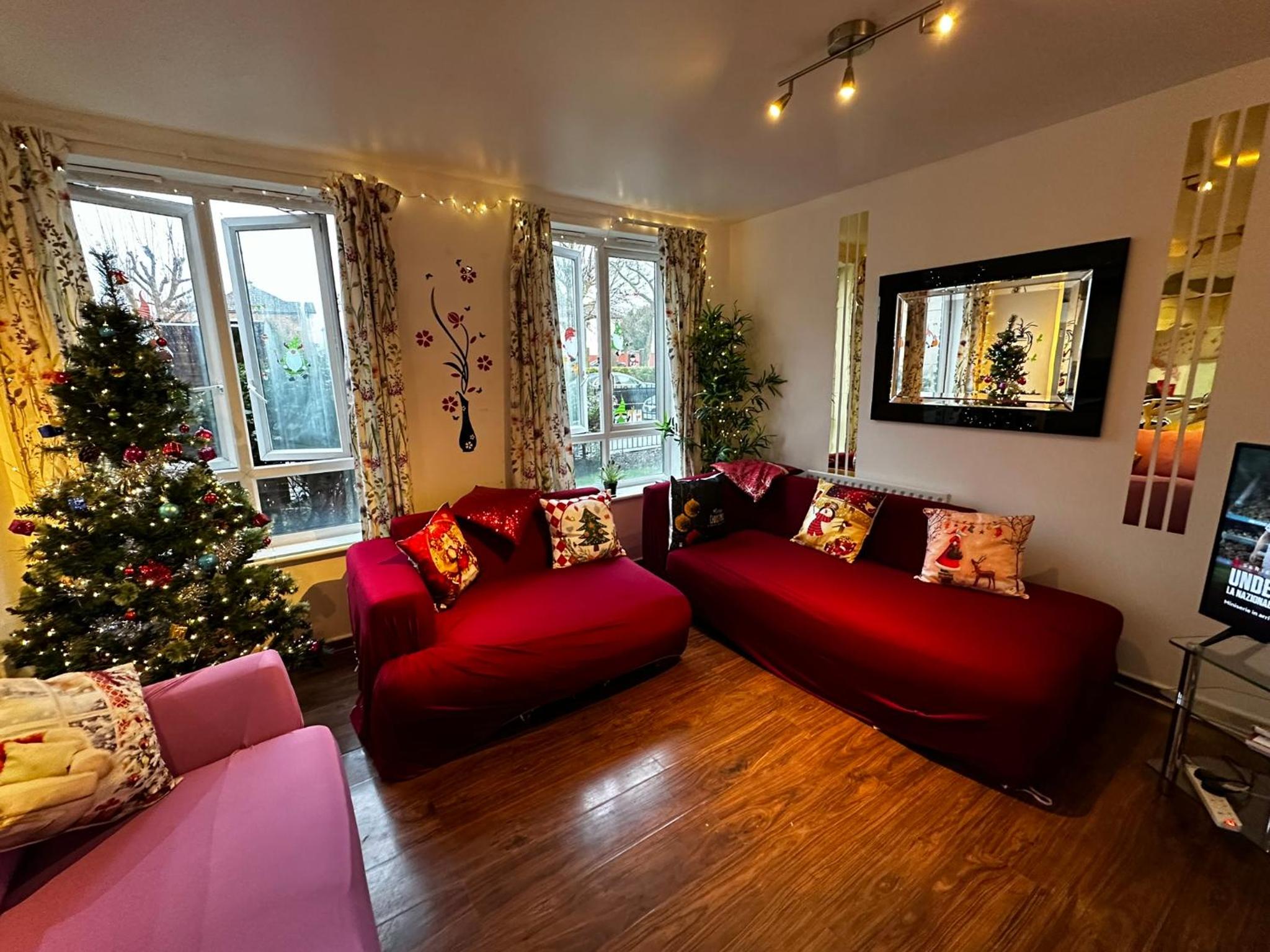 London 2 double bedrooms 2 Bathrooms Holiday Home - Parking SKYSPORTS, NETFLIX - 2 - 3 minutes walk to the Train station - 19min to London Liverpool Street