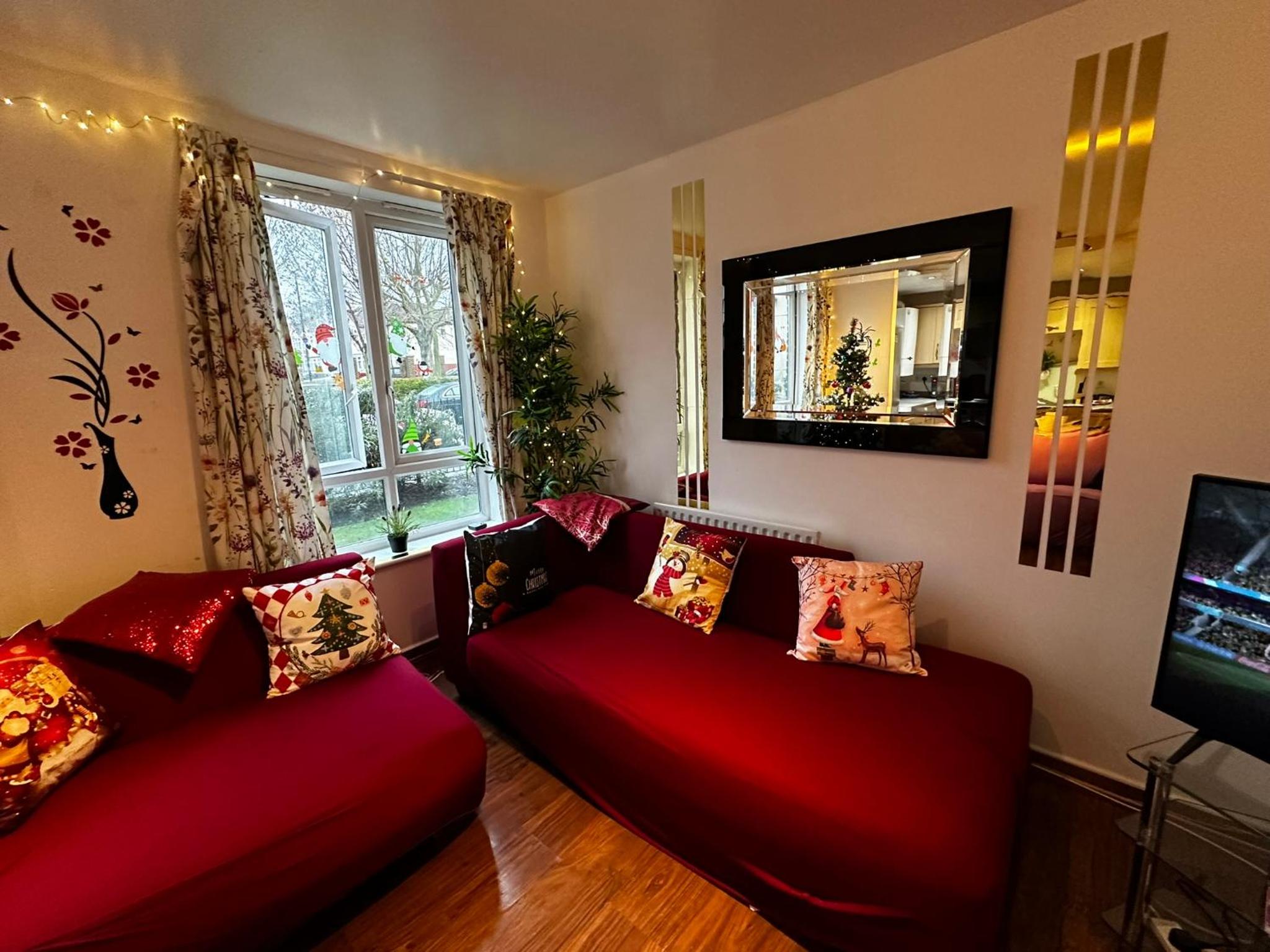 London 2 double bedrooms 2 Bathrooms Holiday Home - Parking SKYSPORTS, NETFLIX - 2 - 3 minutes walk to the Train station - 19min to London Liverpool Street