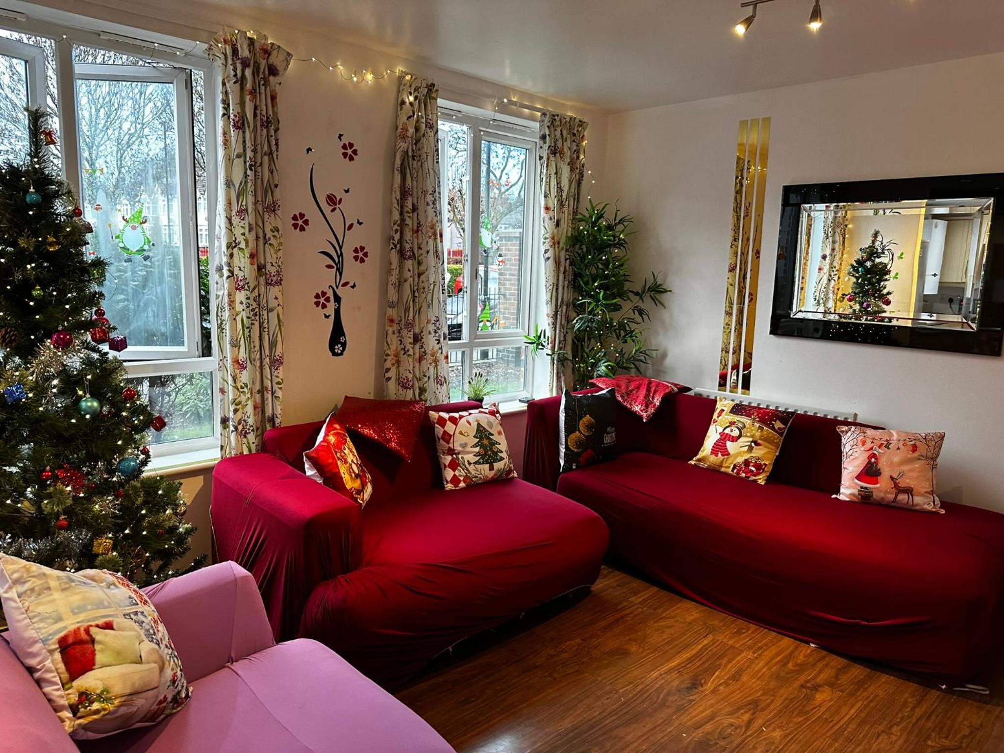 London 2 double bedrooms 2 Bathrooms Holiday Home - Parking SKYSPORTS, NETFLIX - 2 - 3 minutes walk to the Train station - 19min to London Liverpool Street