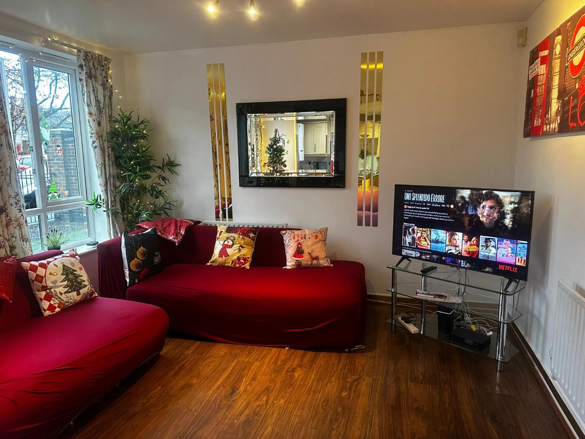 London 2 double bedrooms 2 Bathrooms Holiday Home - Parking SKYSPORTS, NETFLIX - 2 - 3 minutes walk to the Train station - 19min to London Liverpool Street