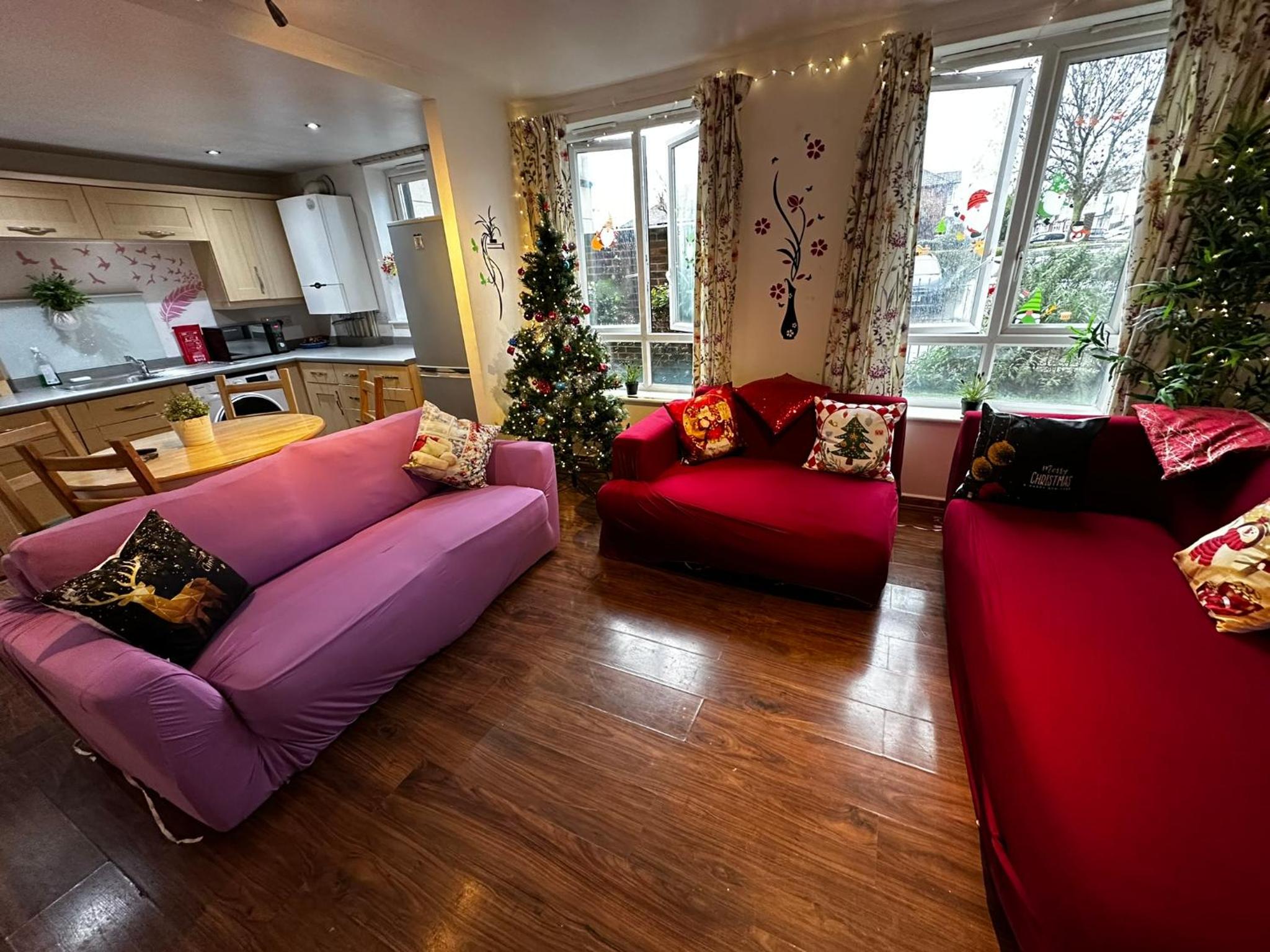 London 2 double bedrooms 2 Bathrooms Holiday Home - Parking SKYSPORTS, NETFLIX - 2 - 3 minutes walk to the Train station - 19min to London Liverpool Street