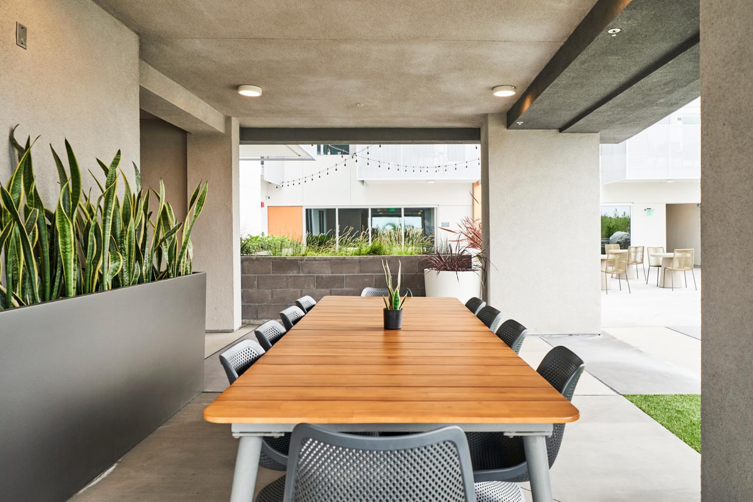 Luxury 2BD 2BA, BRAND NEW/PETS/CLOSE TO EVERYTHING/BOHO+COZY VIBES view 4