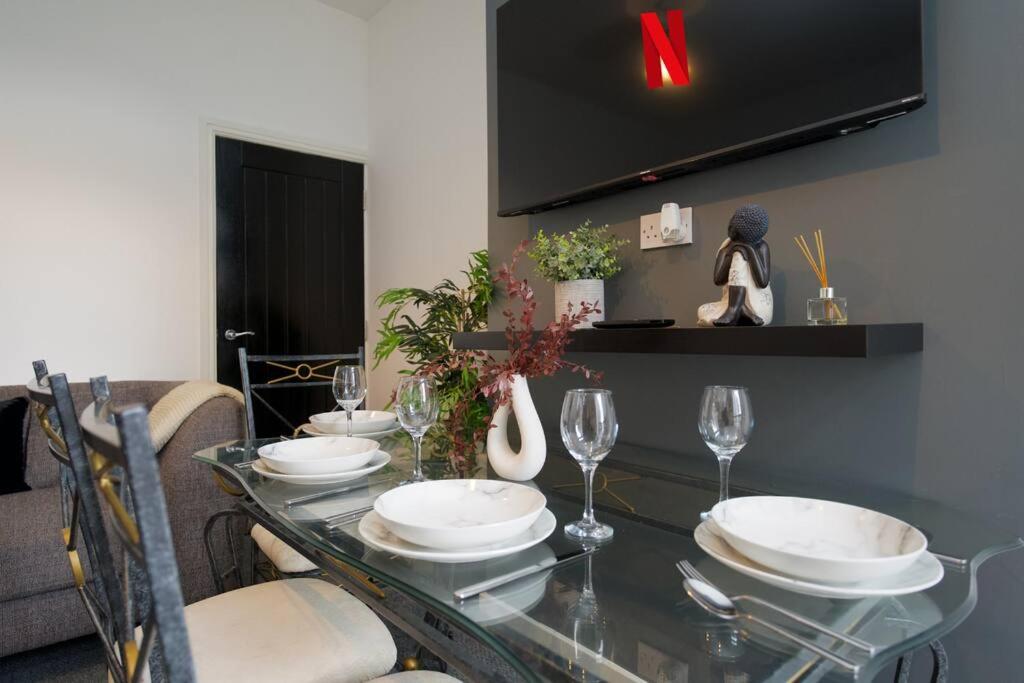 Gordon House - Fully Furnished, TVs in All Rooms, Netflix, Walk to City Centre