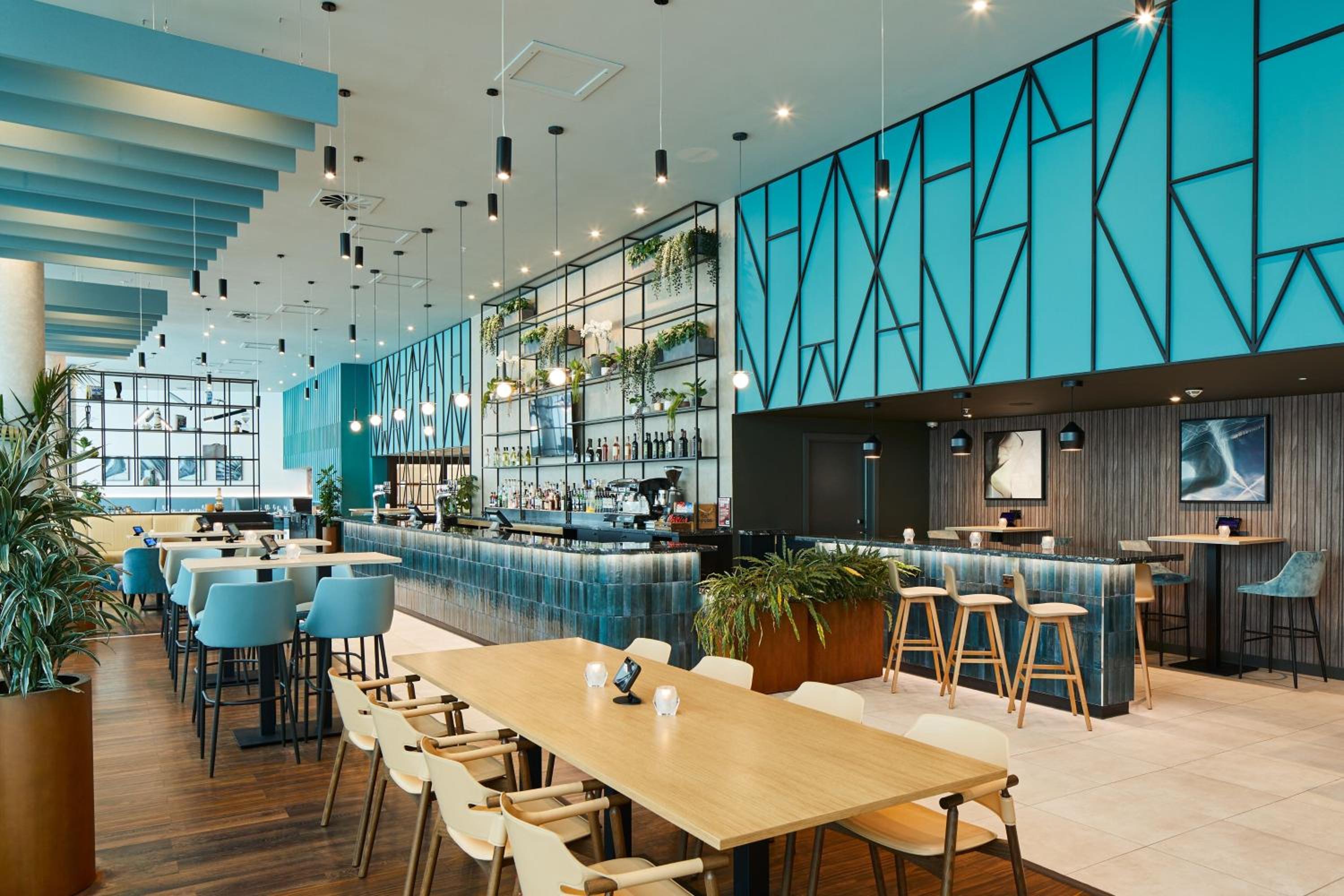 Horley Vacations - Courtyard by Marriott London Gatwick Airport - Property Image 1