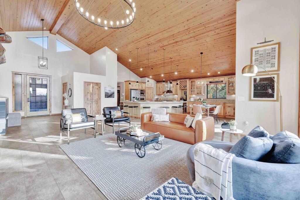 *NEW* Chalet in the Woods *1 Acre*2 Primary Suites*Pets view 4