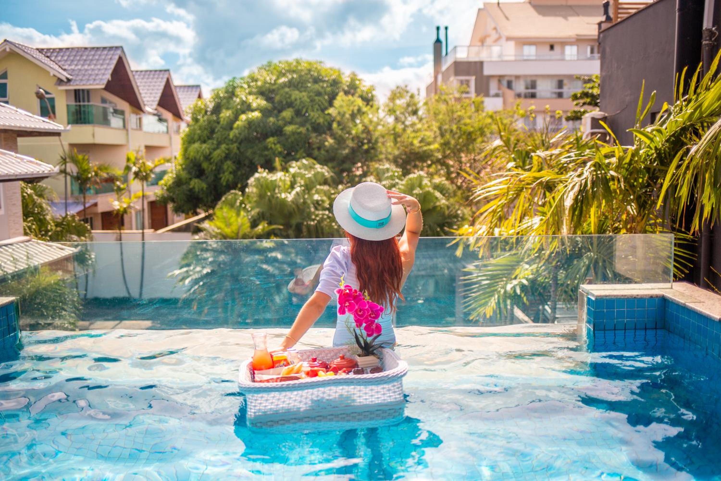 Suite Piscina privativa e café flutuante
