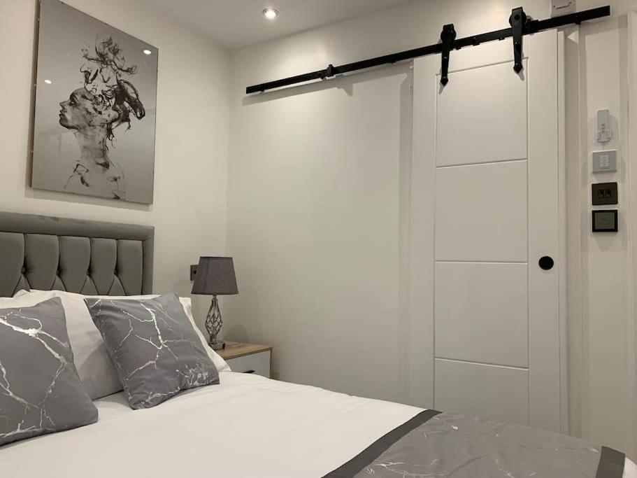 Apartment C, a one bedroom Flat in south London