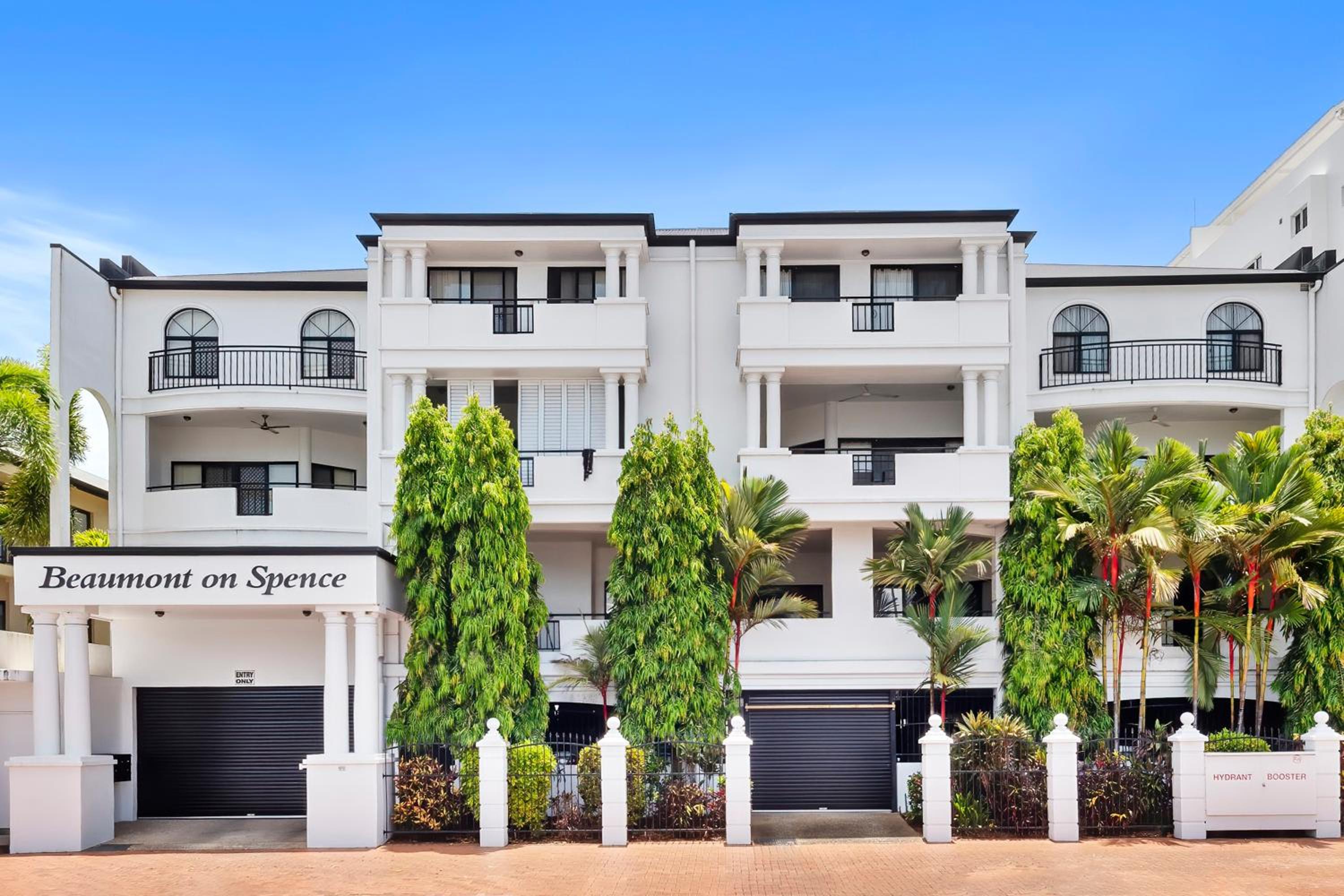 Hotel Spacious 3 Bedroom Townhouse in Cairns City - Image 1