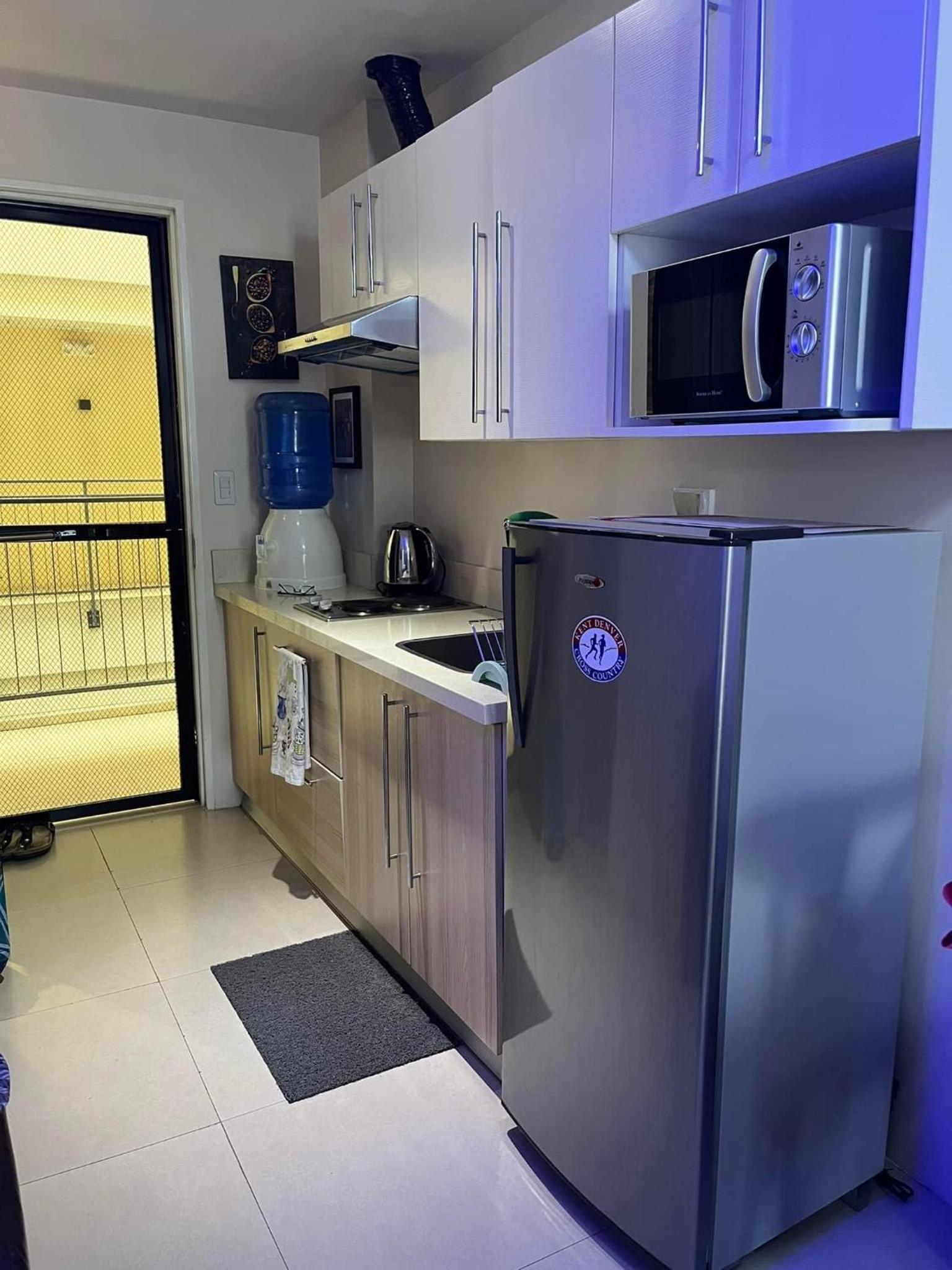 Quiet and spacious condo wid fast internet connection with Netflix view 5