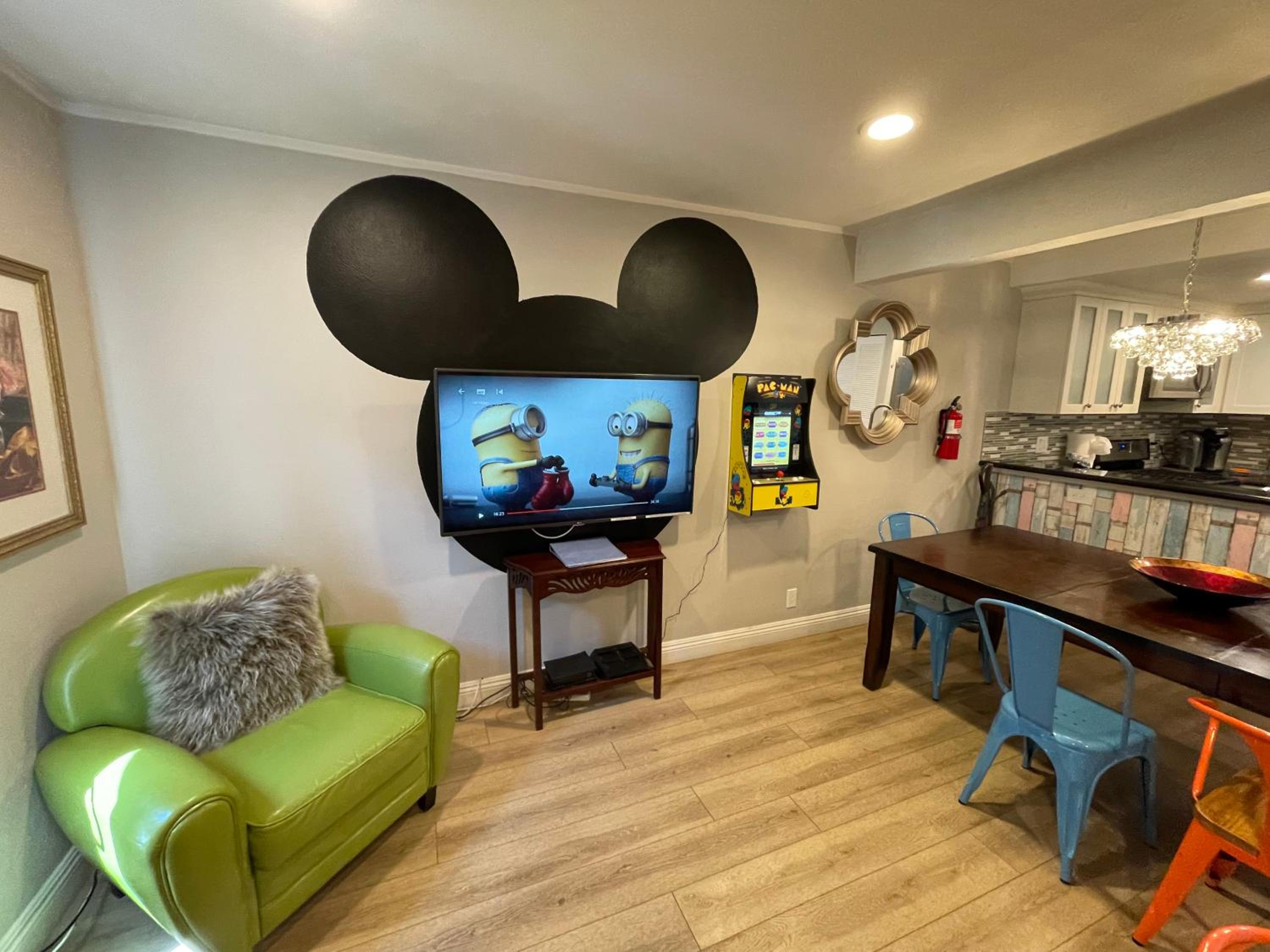 Orange County/Anaheim Vacations - MAGICAL Xcape, POOLS-SPA, WALK 2 DISNEY, CENTRAL AC-HEAT, FULLY EQUIPPED, 2 FREE PARKING SPACES, OWNER MGMT - Property Image 43