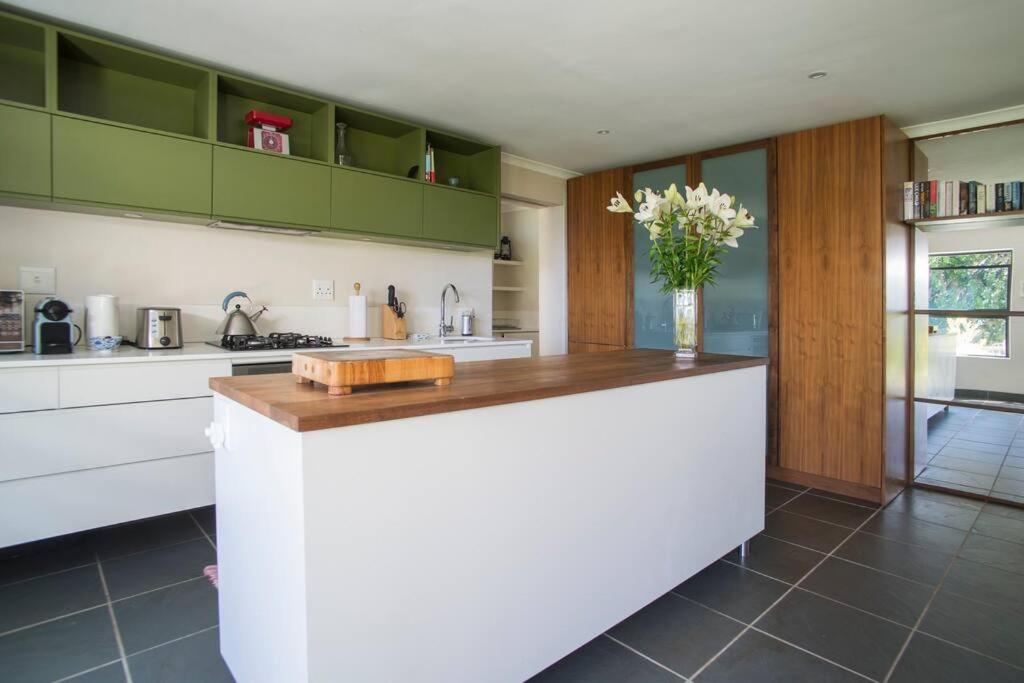 APARTMENT ON CONSTANTIA WINE ROUTE view 4