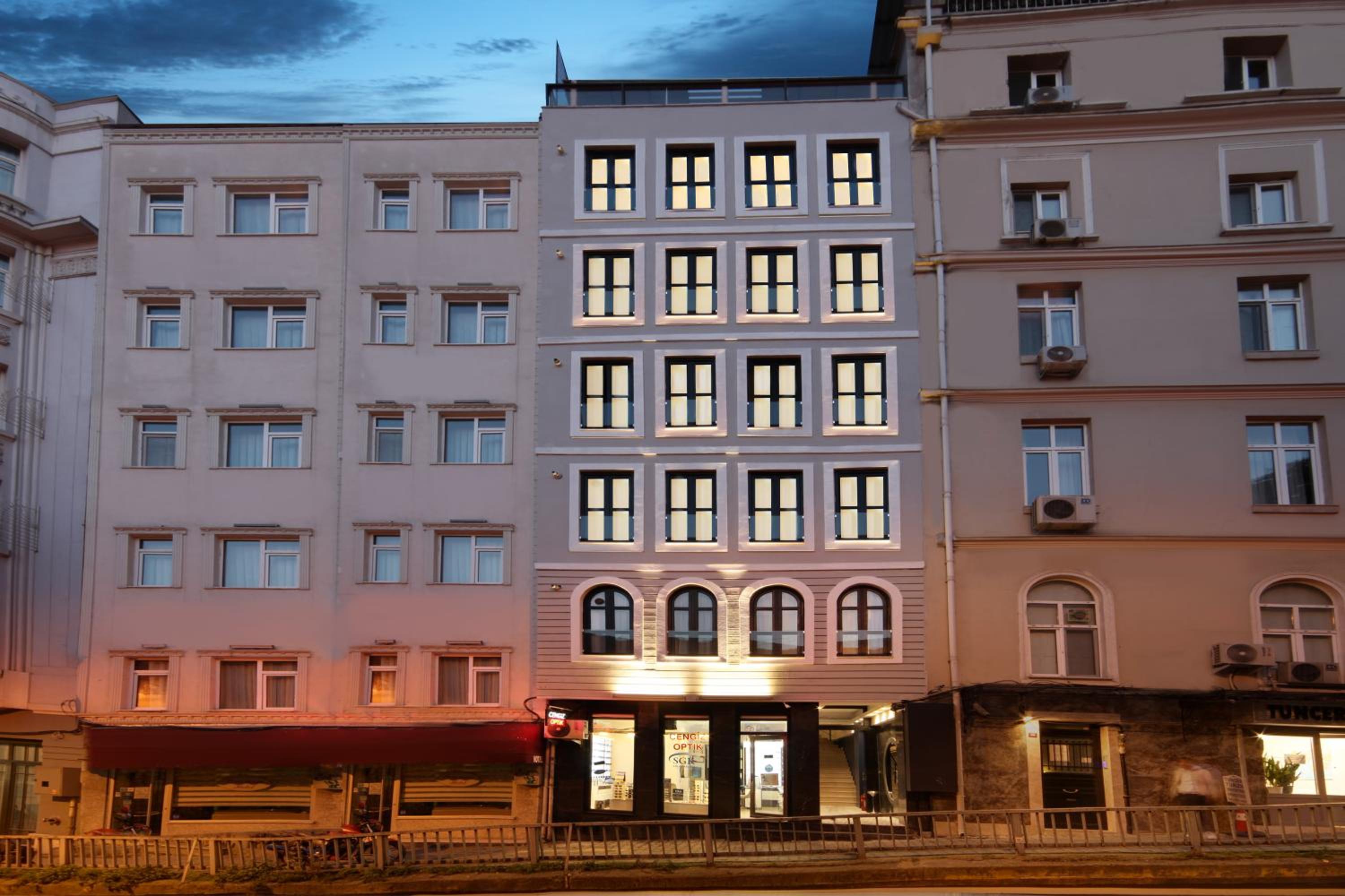 Hotel Walton Gardens Pera - Image 1