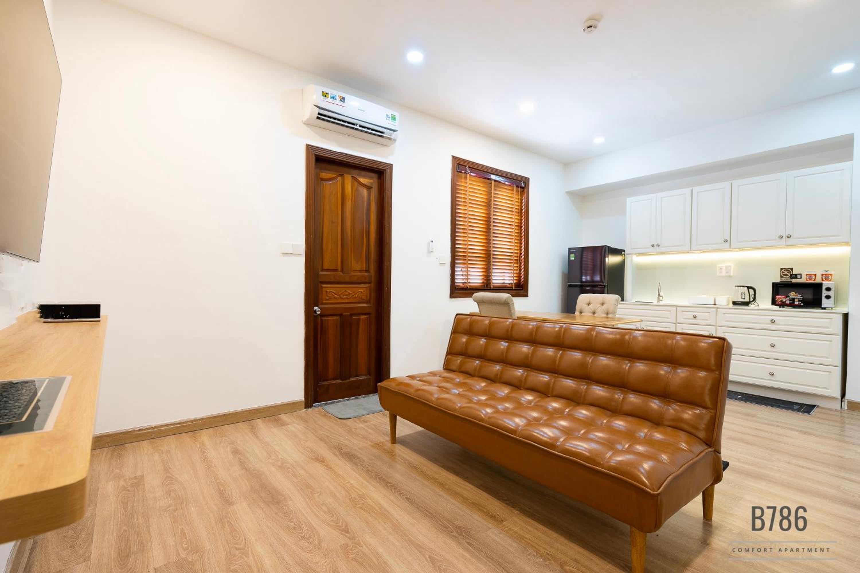 B786 Airport Homestay