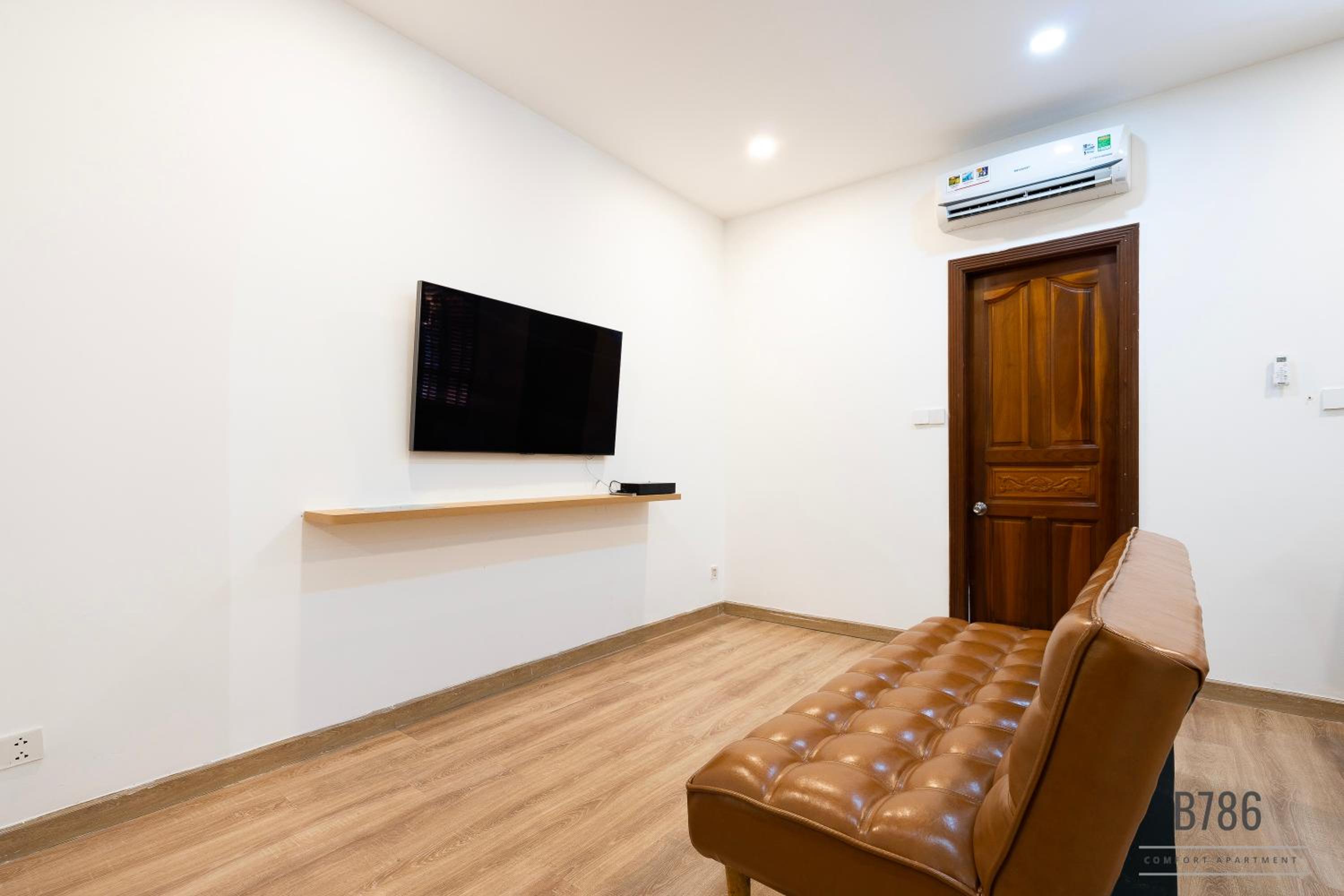 B786 Airport Homestay