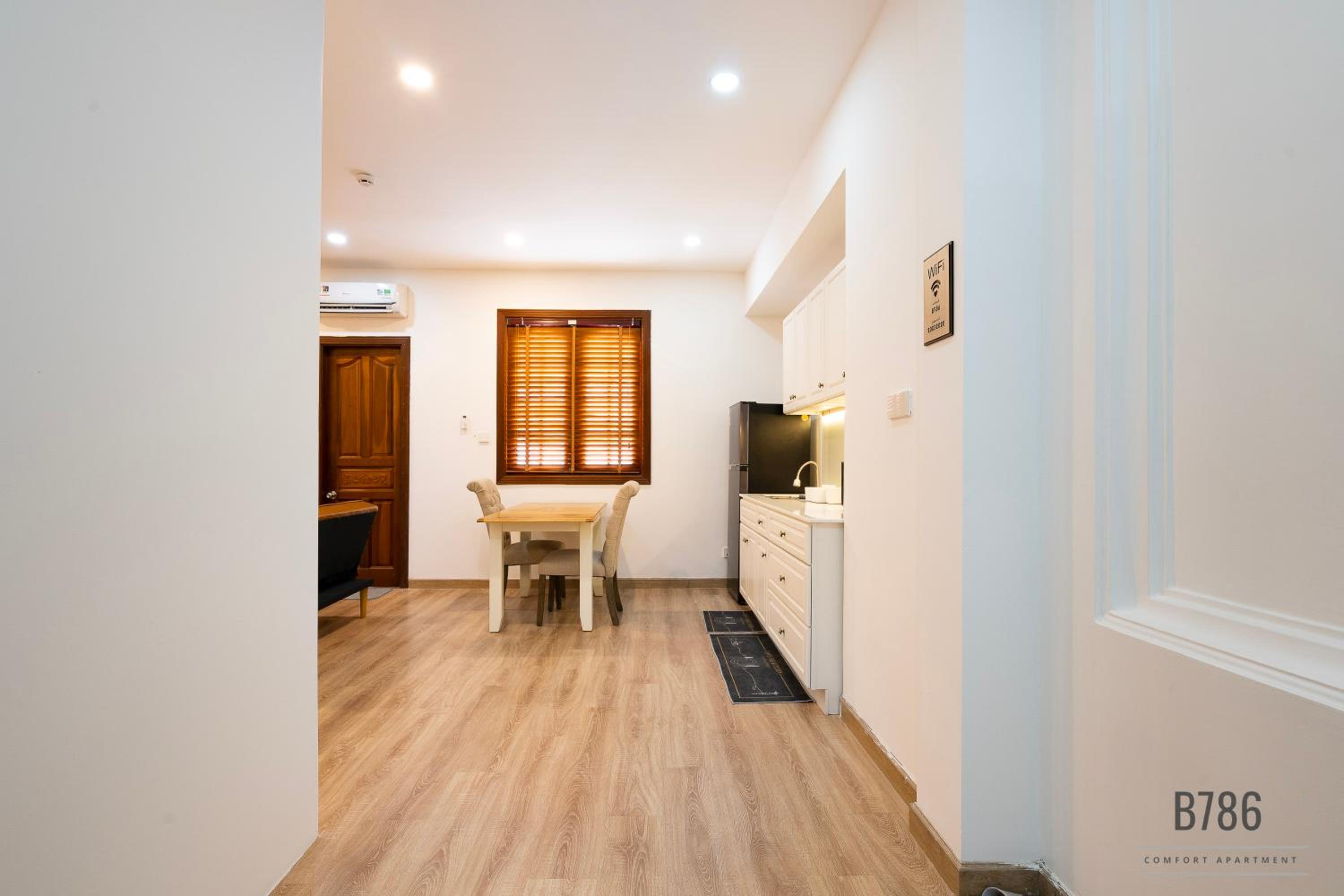 B786 Airport Homestay