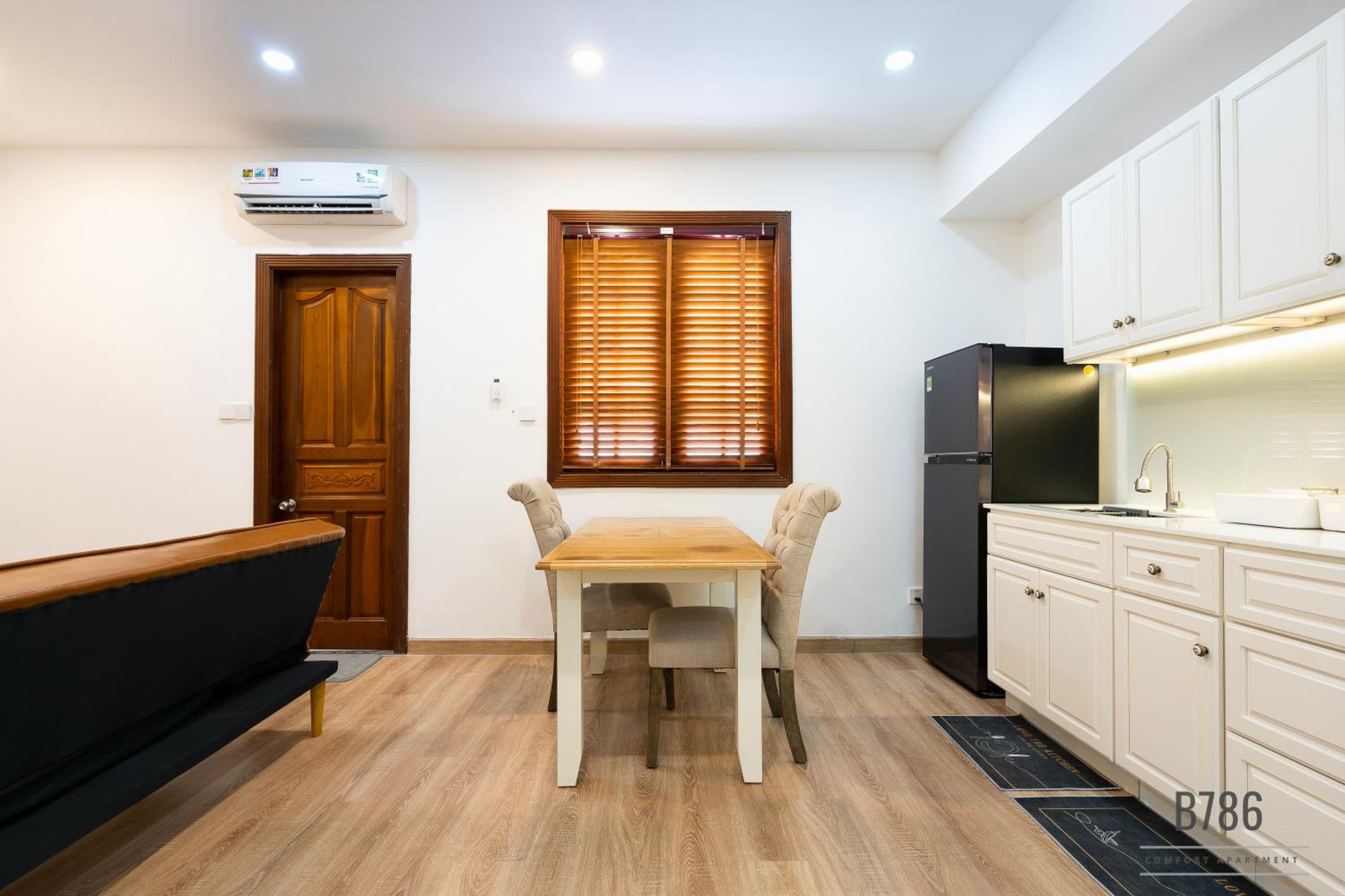 B786 Airport Homestay