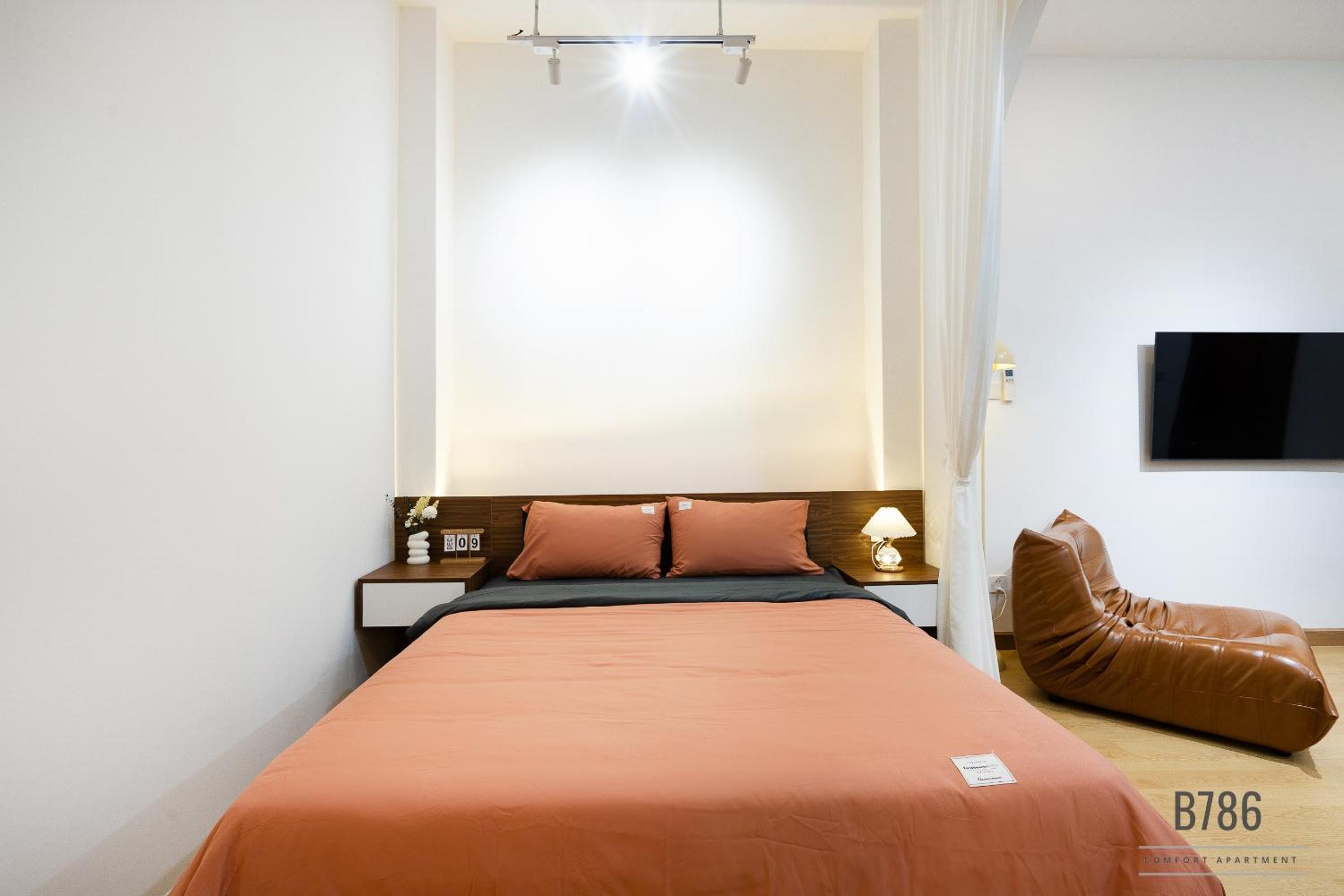 B786 Airport Homestay