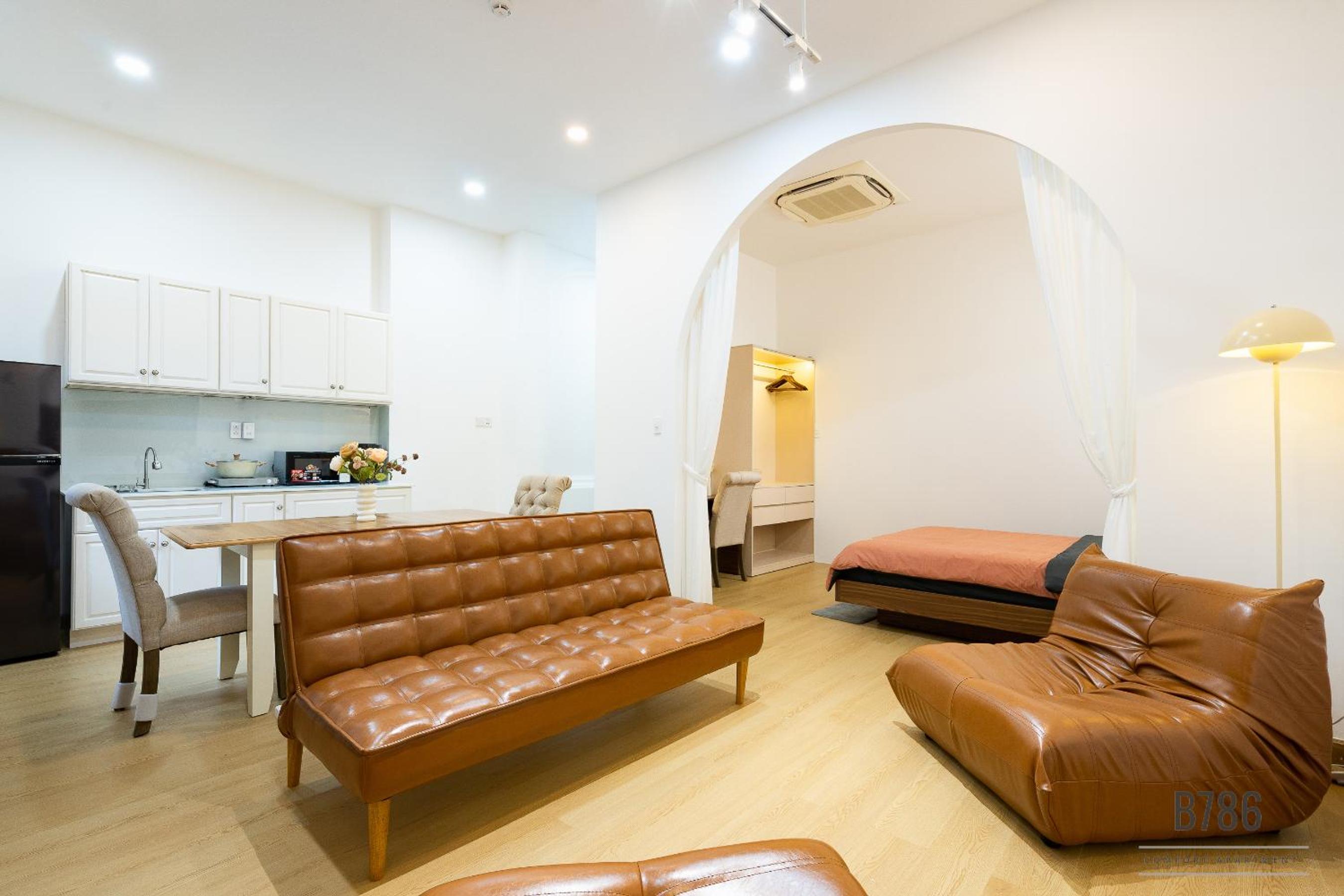 B786 Airport Homestay