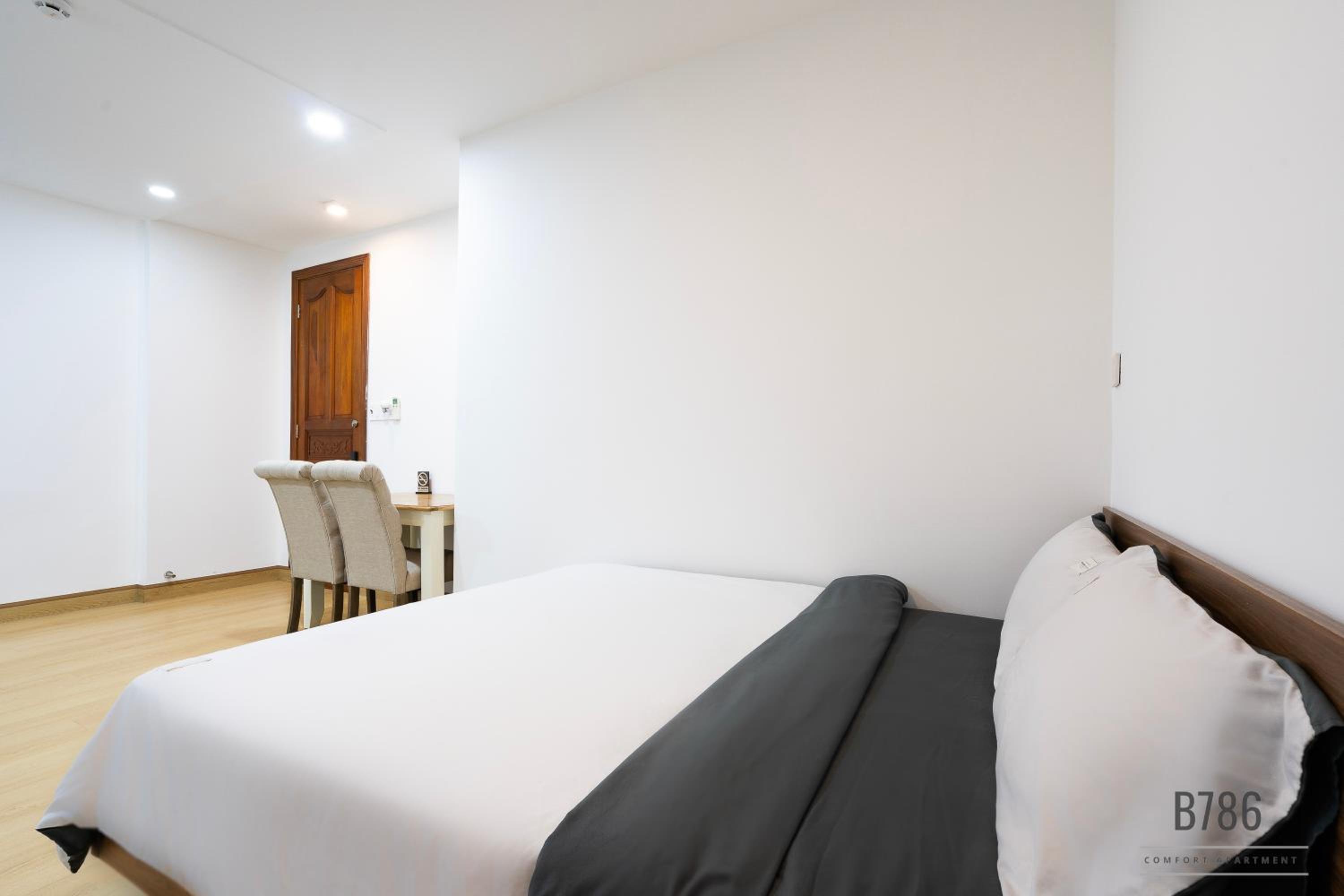 B786 Airport Homestay